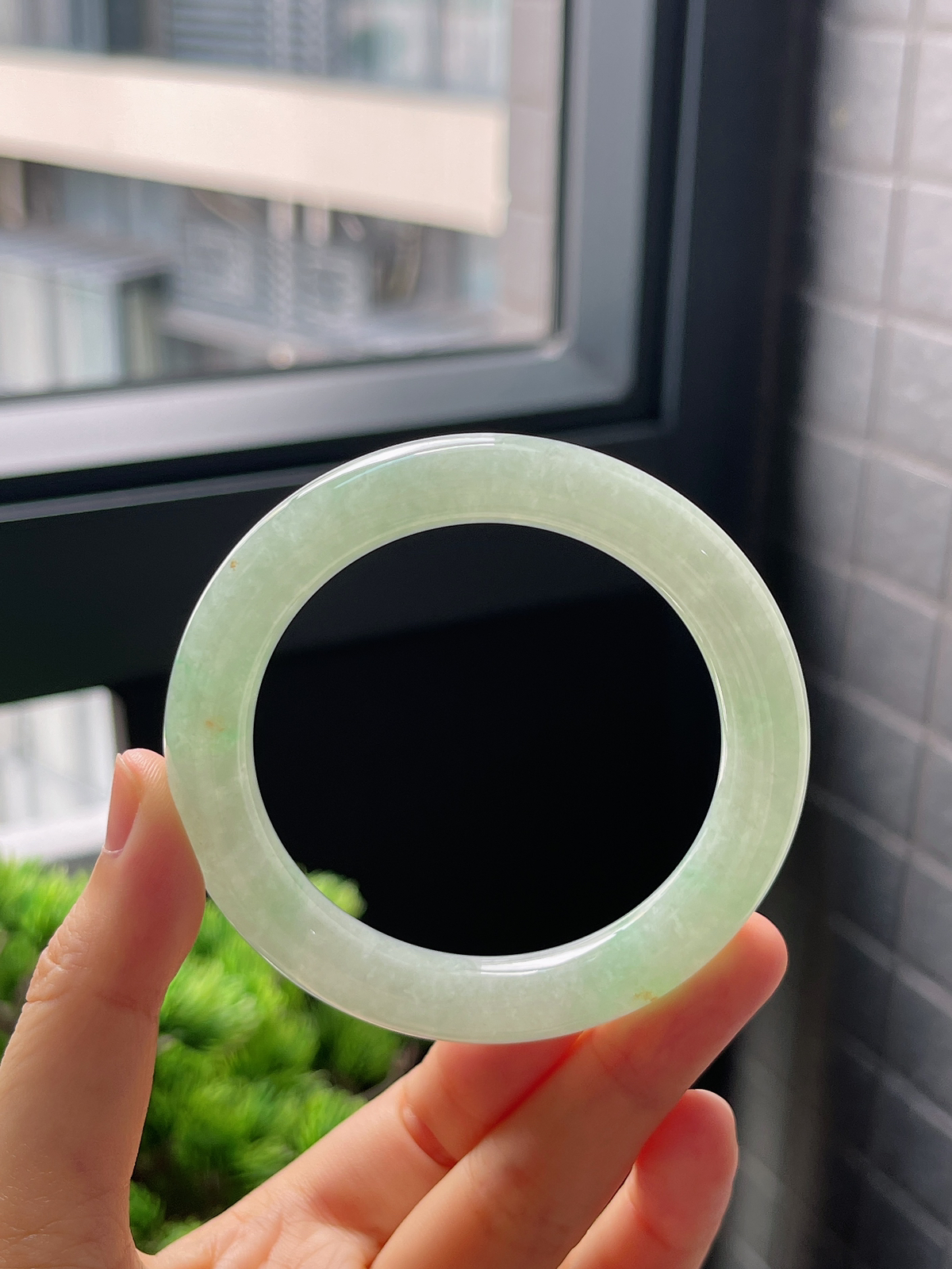 52.8，冰糯种浅绿色翡翠圆条手镯