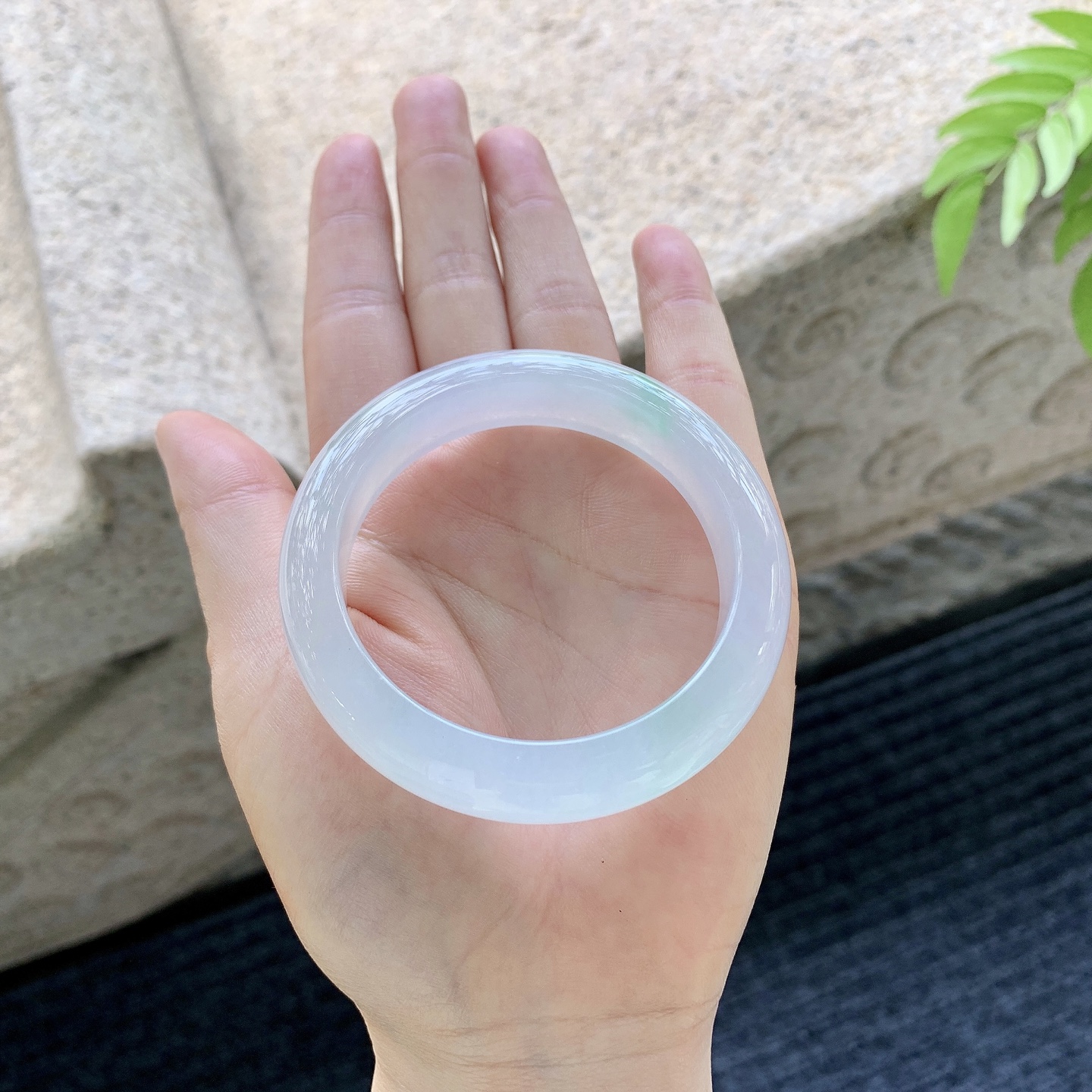 正圈52 53 圈口52/12.4/8.5 编码BA071073 描述糯冰飘飘绿，水润，种老，细腻，打灯有絮线