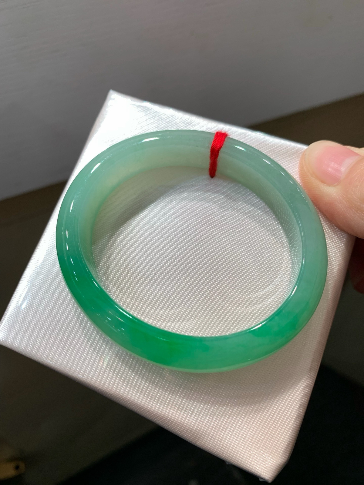 尺寸53.3/12.1/7.3，带色贵妃手镯
水润细腻 有种有色