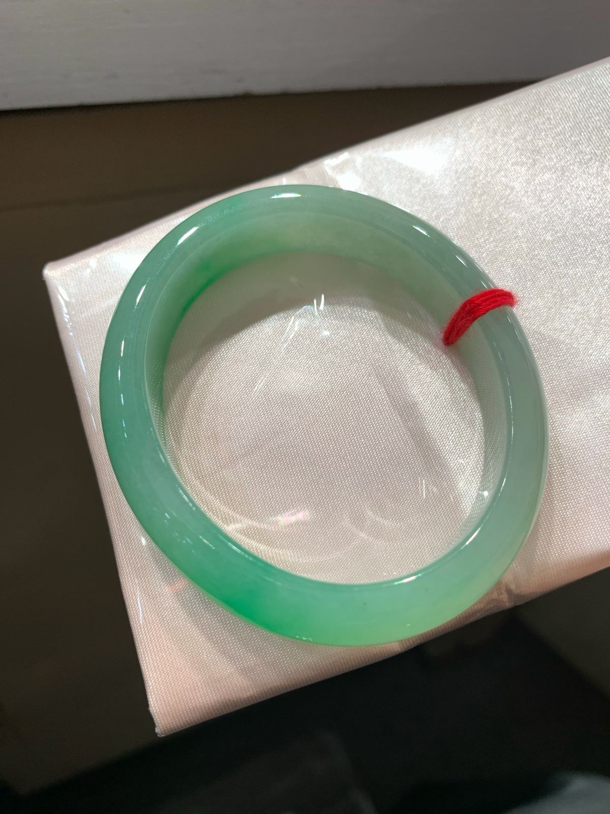 尺寸53.3/12.1/7.3，带色贵妃手镯
水润细腻 有种有色