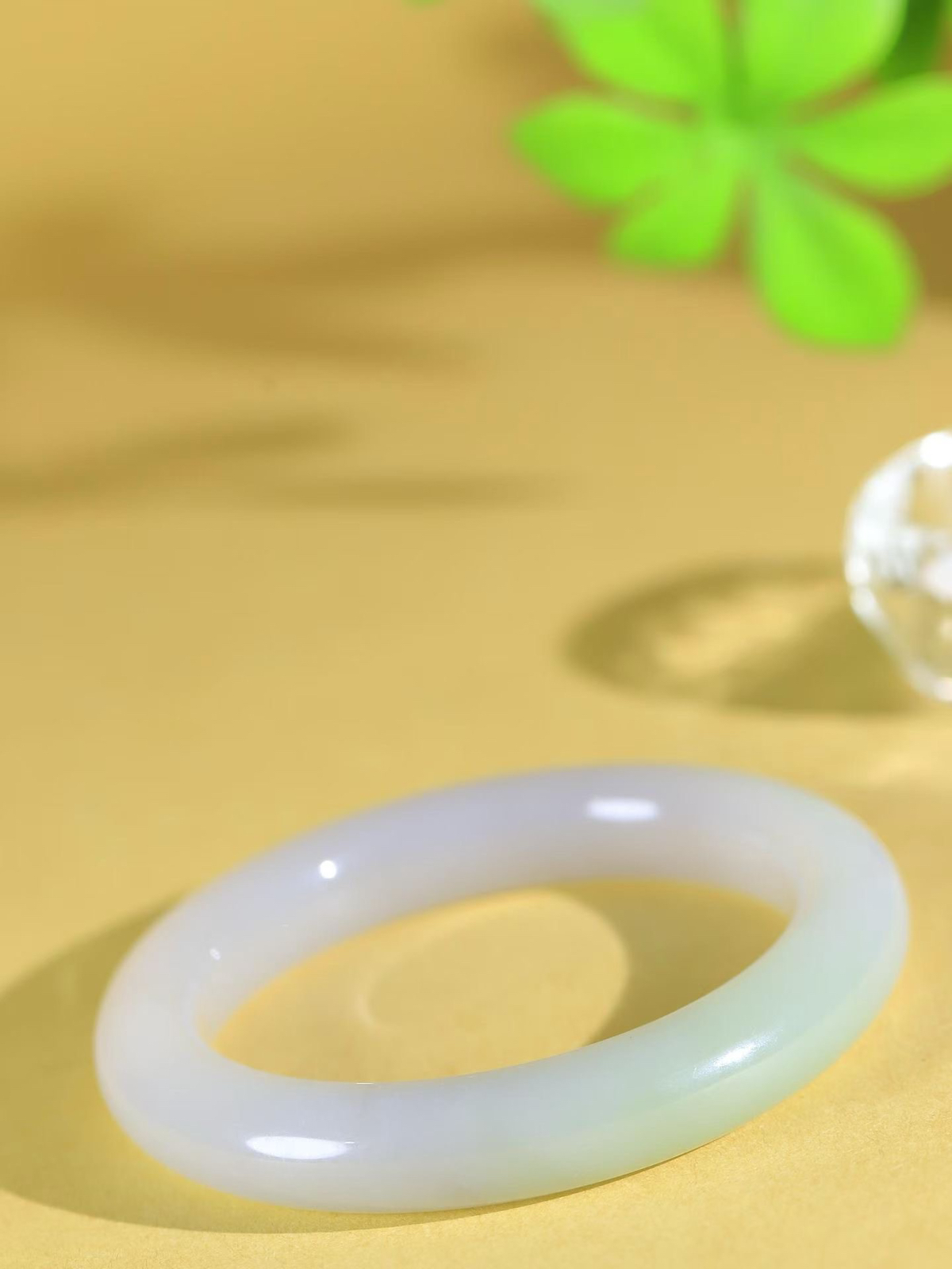 【翠色怡人.手镯】

精品和田玉翠青手镯，精品超级美镯，玉质细腻饱满，️温润脂香，仙雾缥缈，怡静如画，意蕴十足～，戴于腕间，神秘与高贵并存，给人以出尘的风雅，优美脱俗，气质非凡。重64.41克 内径57mm尺寸11.5-10.7mm 19602900y