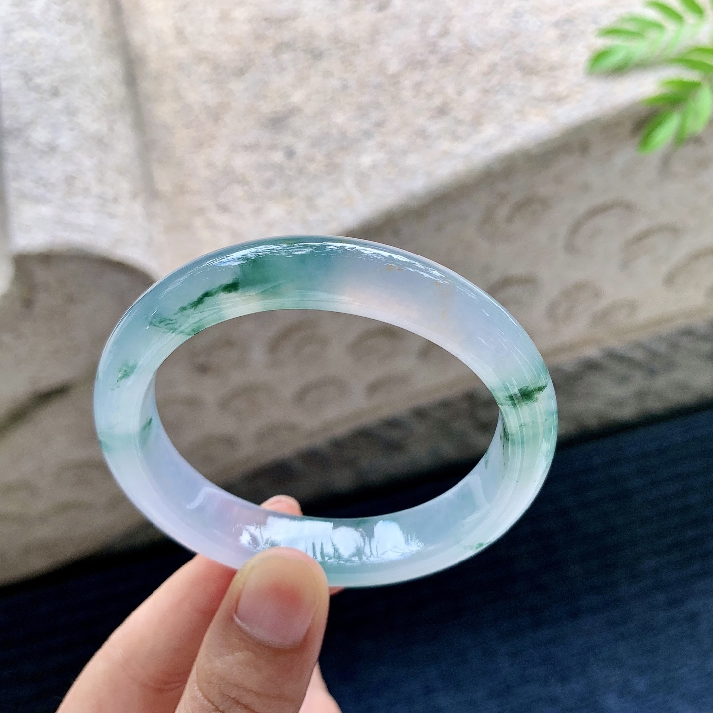 贵妃54 55【圈口】55/48.5/12.2/8【编码】G7071033【描述】冰糯飘花，水润，种老，细腻，无裂