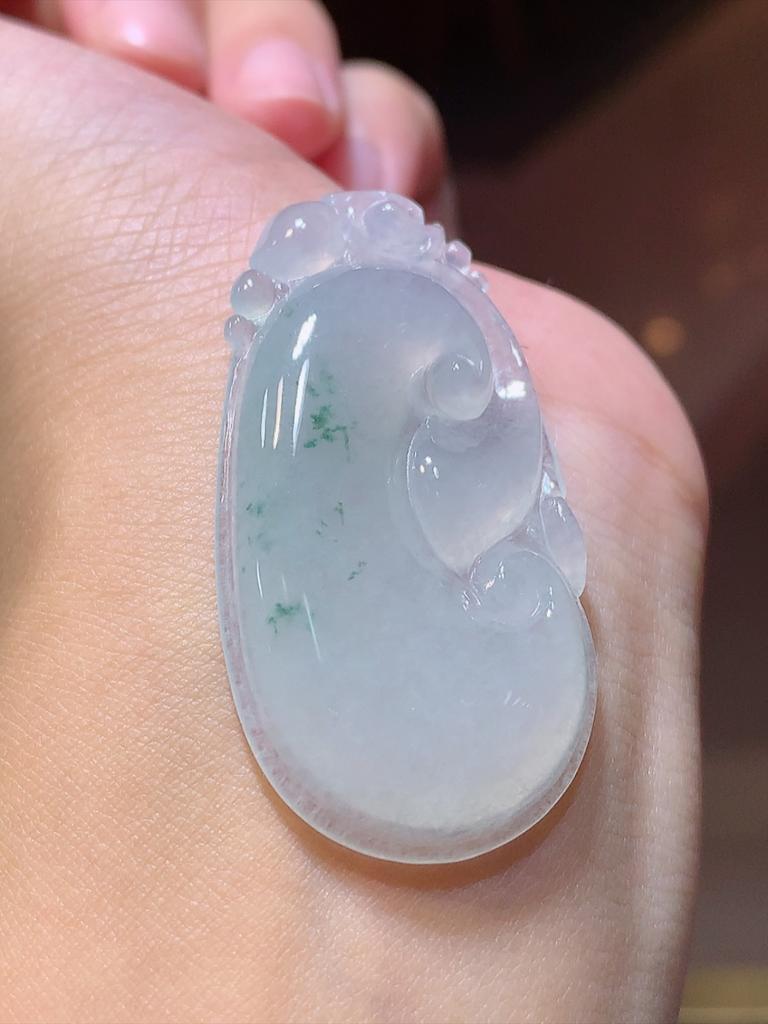 冰飘花如意挂件。种老水润细腻，饱满冰胶，飘花灵动，佩戴精致大气 货号06707，46.8-24.7-5.6