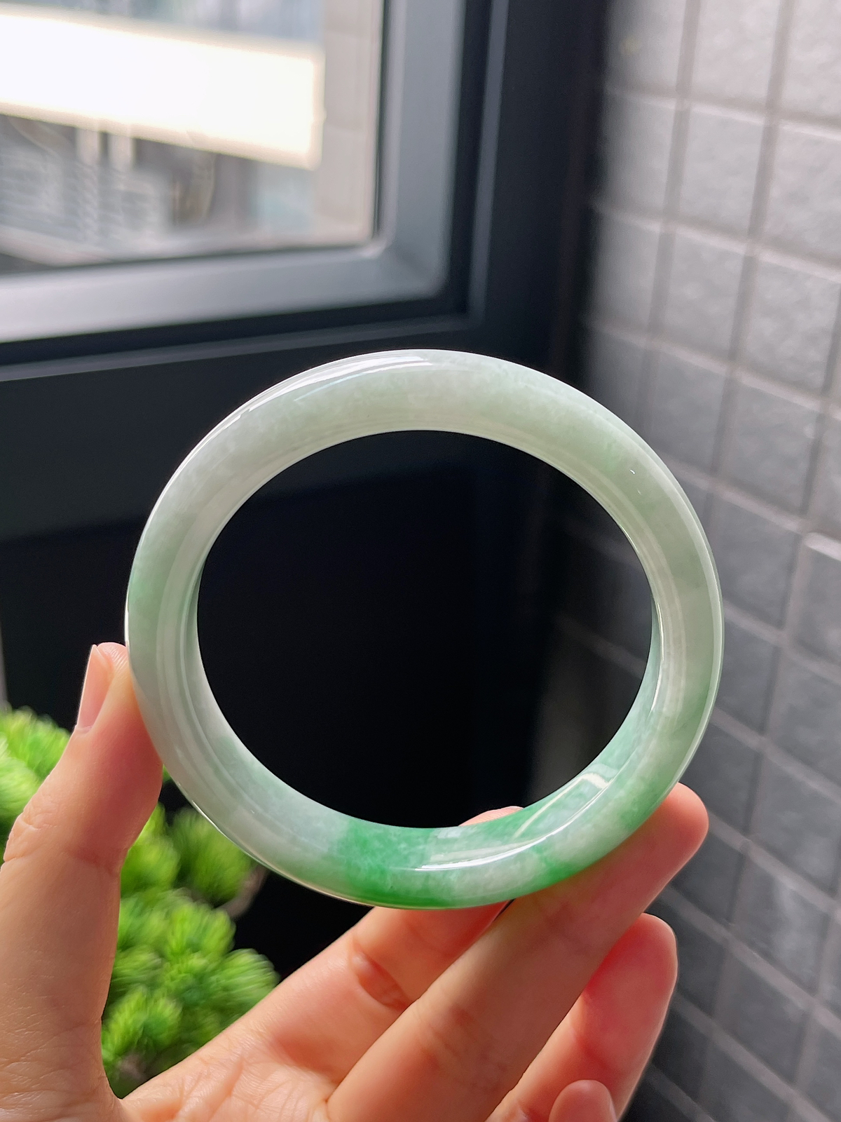 圈口58.2，糯化种飘绿阳绿飘花翡翠正圈手镯