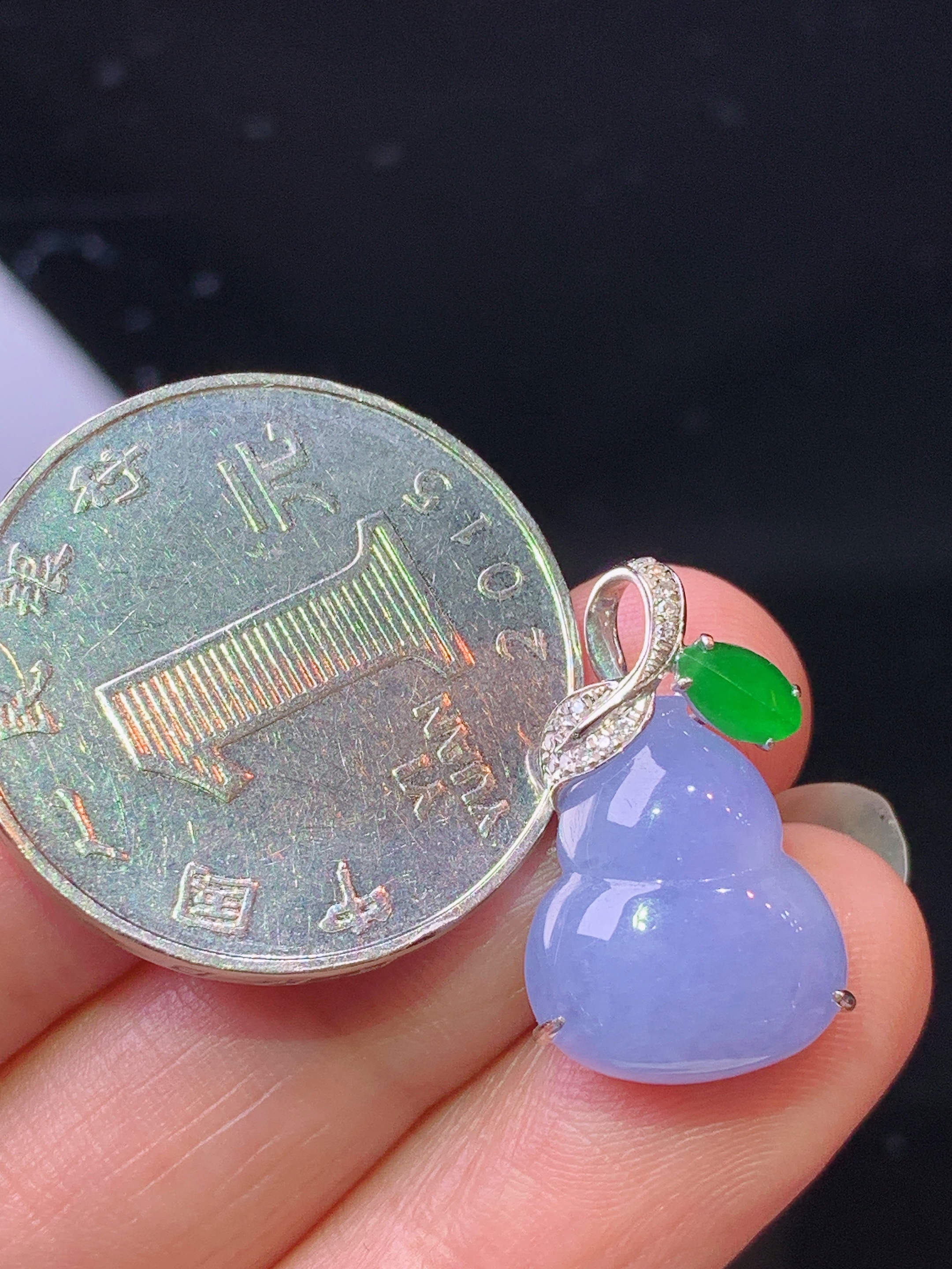 18k金钻镶嵌紫罗兰葫芦吊坠 玉质细腻 色泽艳丽清新 整体尺寸20.3*12.5*6 j2