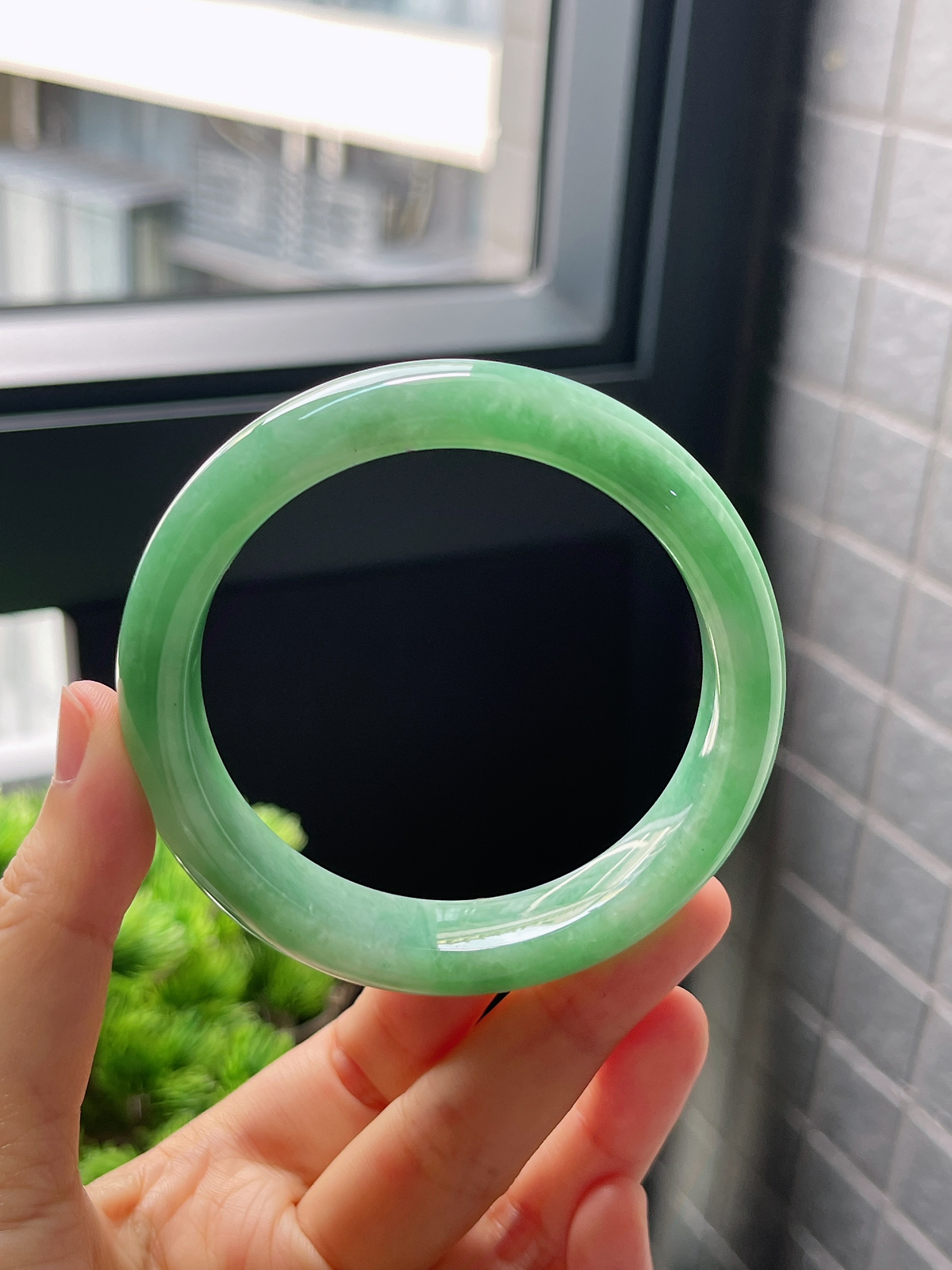 圈口57.5，糯化种满绿飘花翡翠正圈手镯