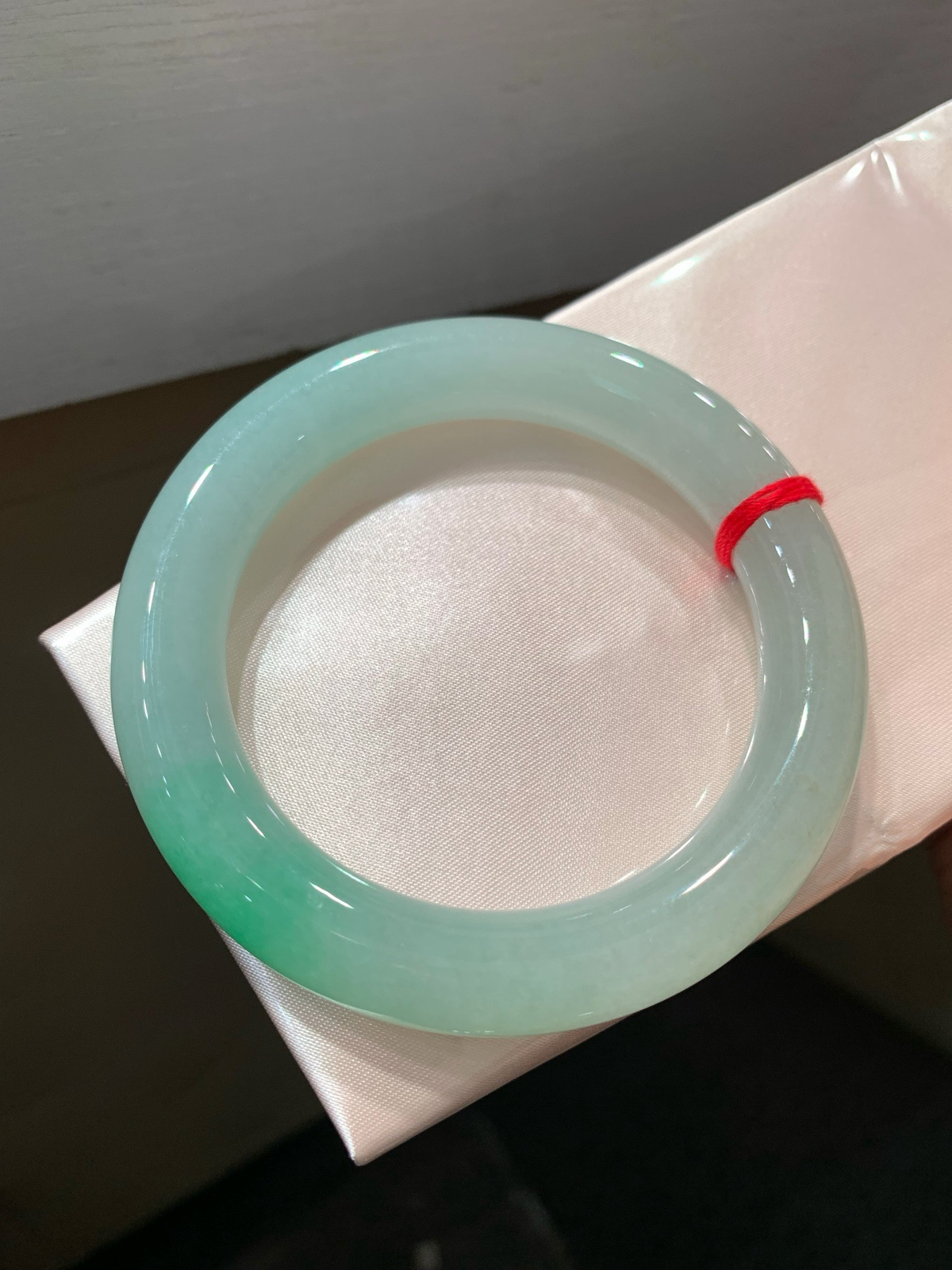 尺寸58.3/12.1，冰种圆条带色手镯
水润细腻 种老