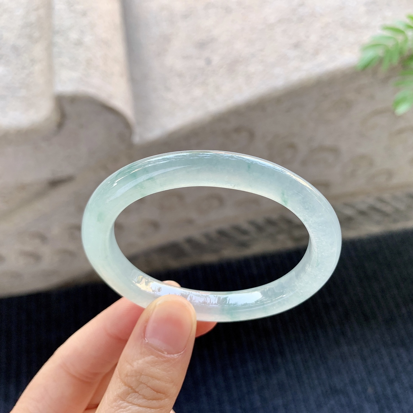 贵妃51 52【圈口】52/43.7/8/7.8【编码】T1070283【描述】冰糯飘花，清透，水润，种老，细腻，无裂