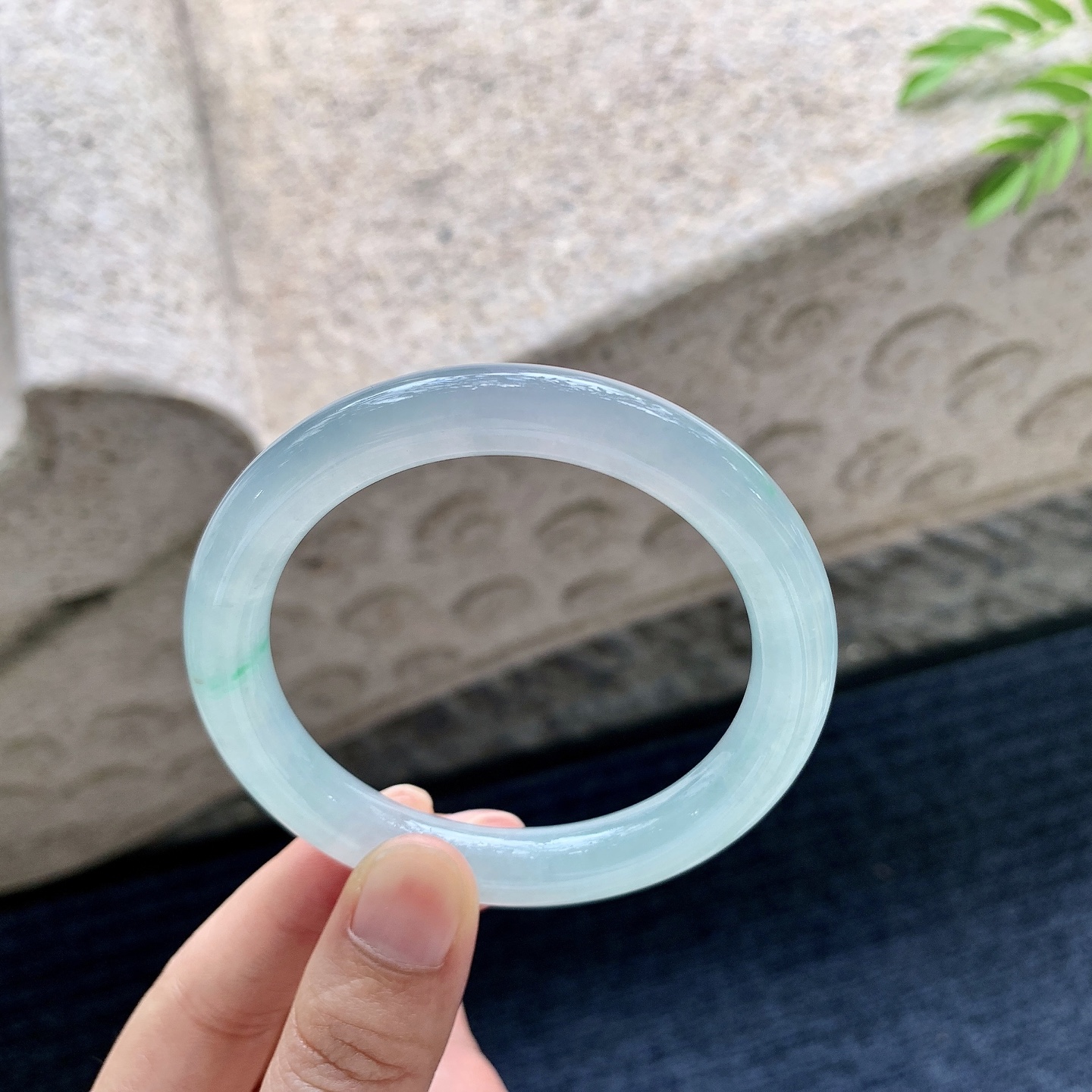 圆条53 54，圈口54.9/9.7/9，编码LX071024，糯冰飘绿，水润，种老，细腻，有纹线