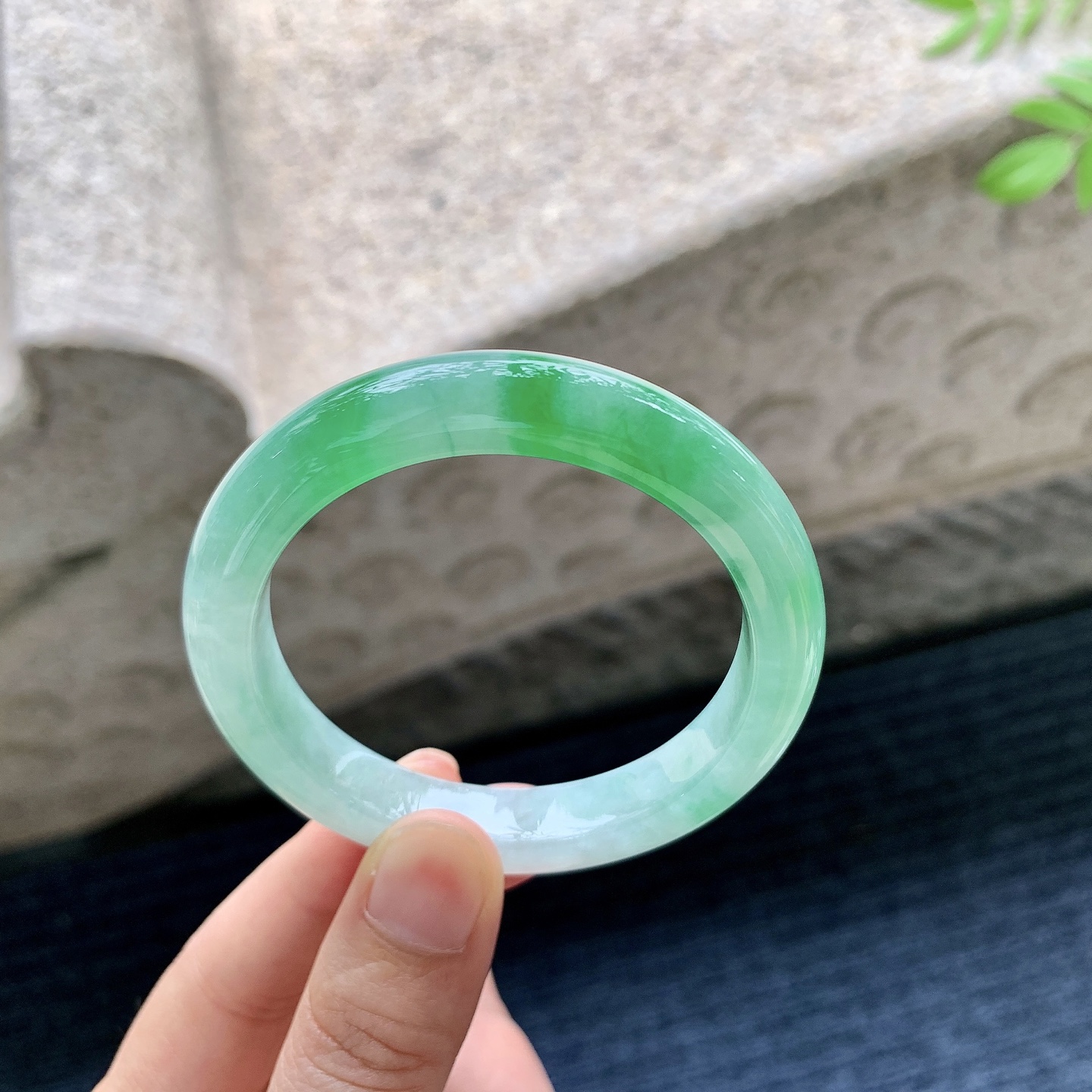 正圈50 51【圈口】51/9.7/8【编码】C11070904【描述】糯冰飘绿，水润，种老，细腻，打灯有纹线