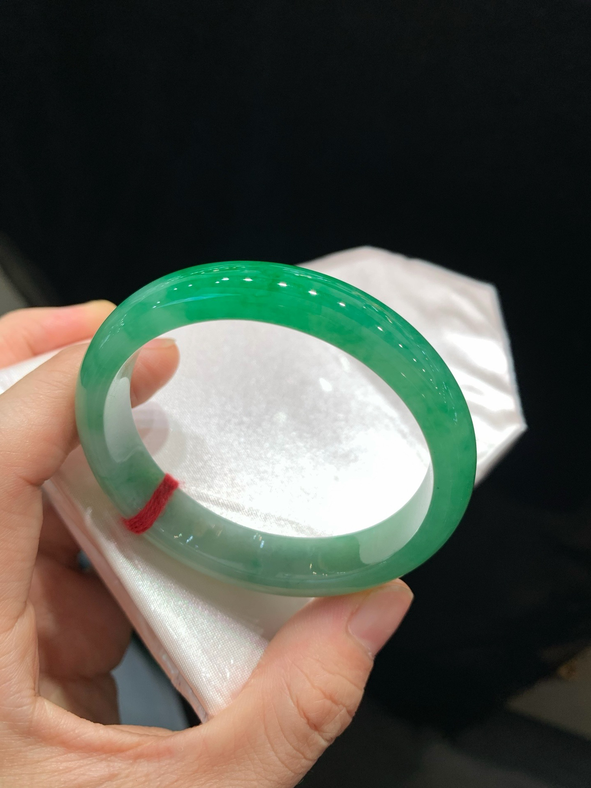 尺寸53.4/12.4/6.9，辣绿贵妃镯
水润细腻 有种有色