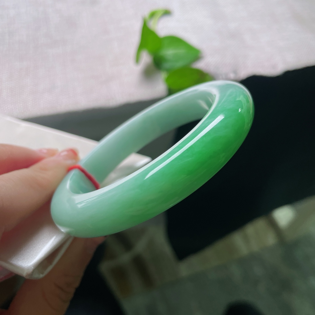 57/12.8/10.1，飘绿正圈，无裂，胶润玉底澄澈清爽，一截鲜翠沁透镯身，上手顺滑冰凉，自带沁人心脾的清爽舒适感。ss55908a。