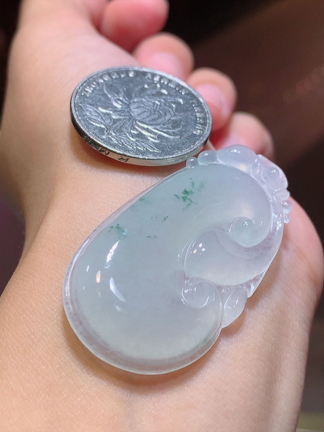 冰飘花如意挂件。种老水润细腻，饱满冰胶，飘花灵动，佩戴精致大气 货号06707，46.8-24.7-5.6