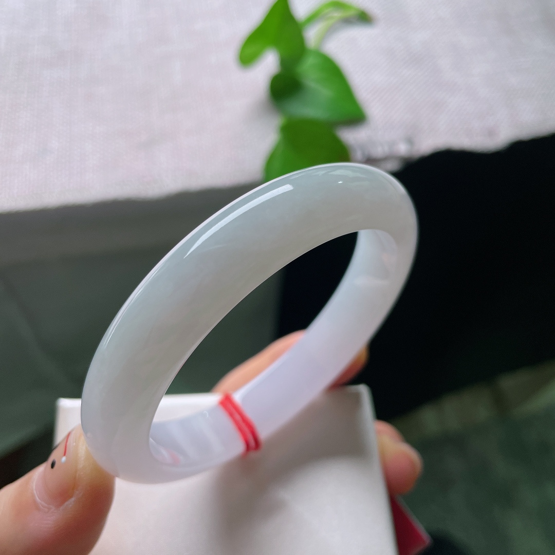 56.9/12/8.5，淡紫底正圈，无裂，素底凝冰，淡紫氤氲，无杂色点缀，以素雅取胜，温润玉色勾勒东方女子的内敛温柔。ss55894a
