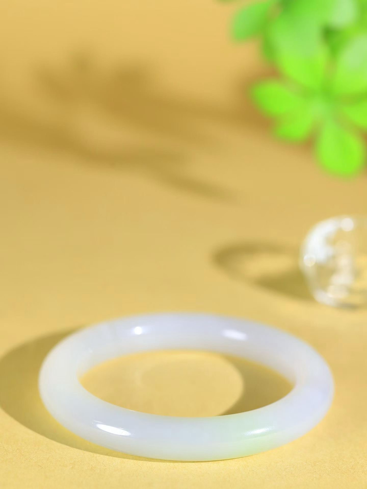 【翠色怡人.手镯】

收藏级臻品和田玉翠青手镯，精品超级美镯，玉质细腻饱满，️温润脂香，仙雾缥缈，怡静如画，意蕴十足～，戴于腕间，神秘与高贵并存，给人以出尘的风雅，优美脱俗，气质非凡。重74.35克 内径62mm尺寸11.6-11.3mm 19602900y