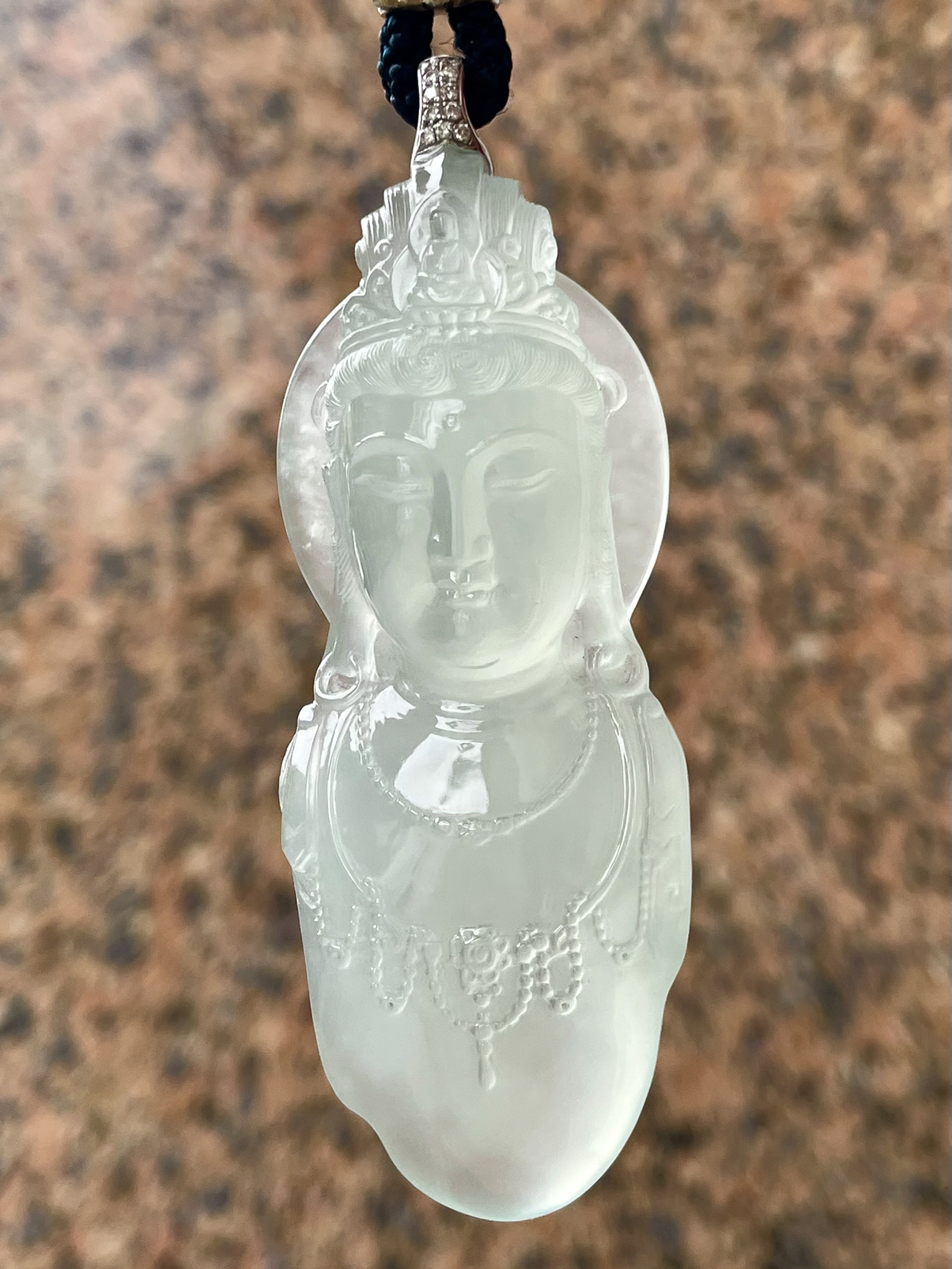 【冰种观音佛头】种水很不错，冰感明显，面部纯净，大件厚装，可以收藏的品质。18k金钻镶嵌，裸石尺寸64.7*25*13.5毫米