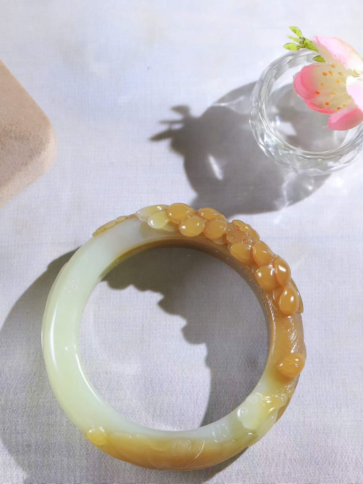 【连年有余.手镯】

精品和田玉糖白玉连年有余手镯 玉质温润细腻 油性十足 精雕鱼儿，鱼鳞精致美观，祥和清灵之气，飘逸灵动之态。佩于腕间清爽迷人，寓意吉祥美好，连年有余，生活富足。重103.79克 尺寸56-22-11mm 79602941Y