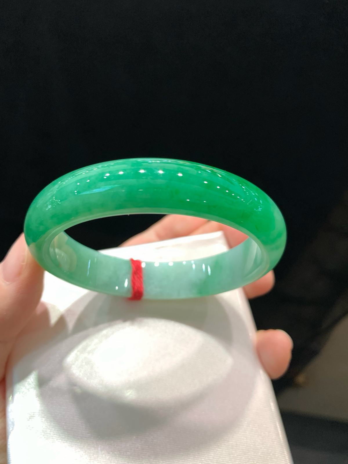 尺寸53.4/12.4/6.9，辣绿贵妃镯
水润细腻 有种有色