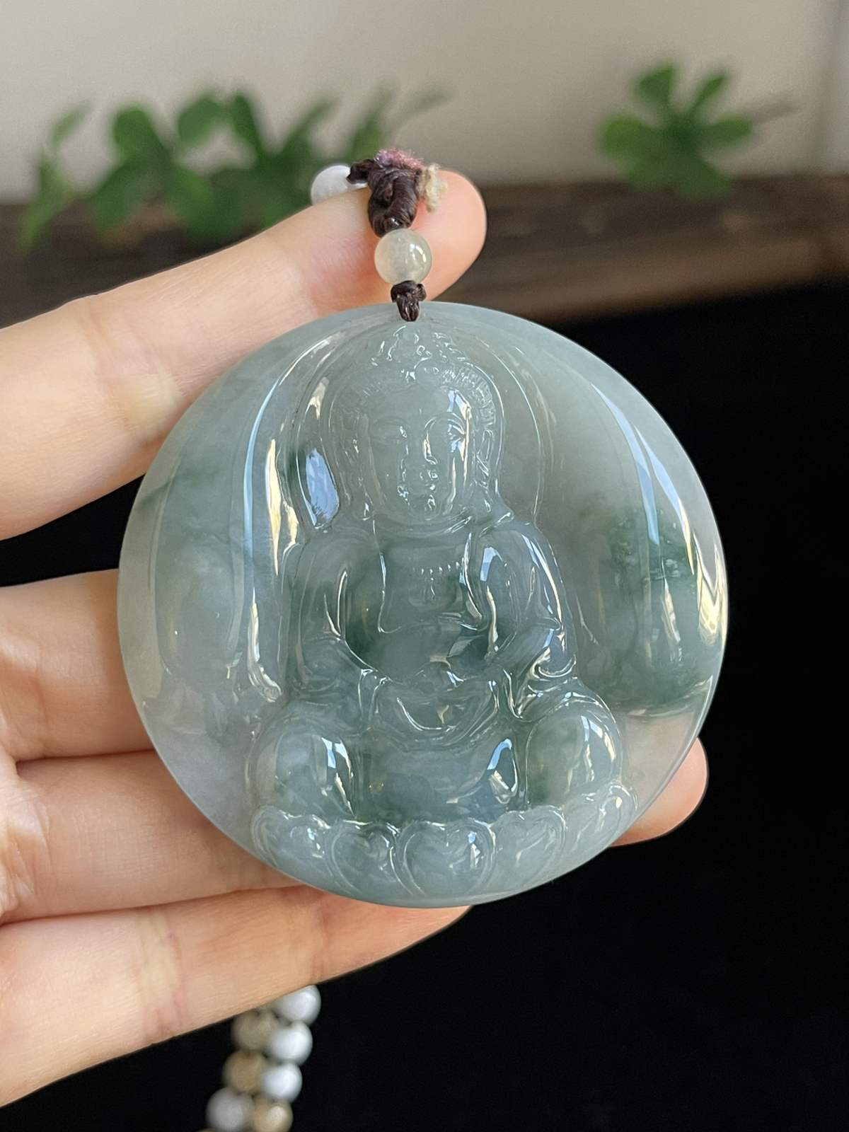 翡翠糯化种飘绿吊坠，配珠未测