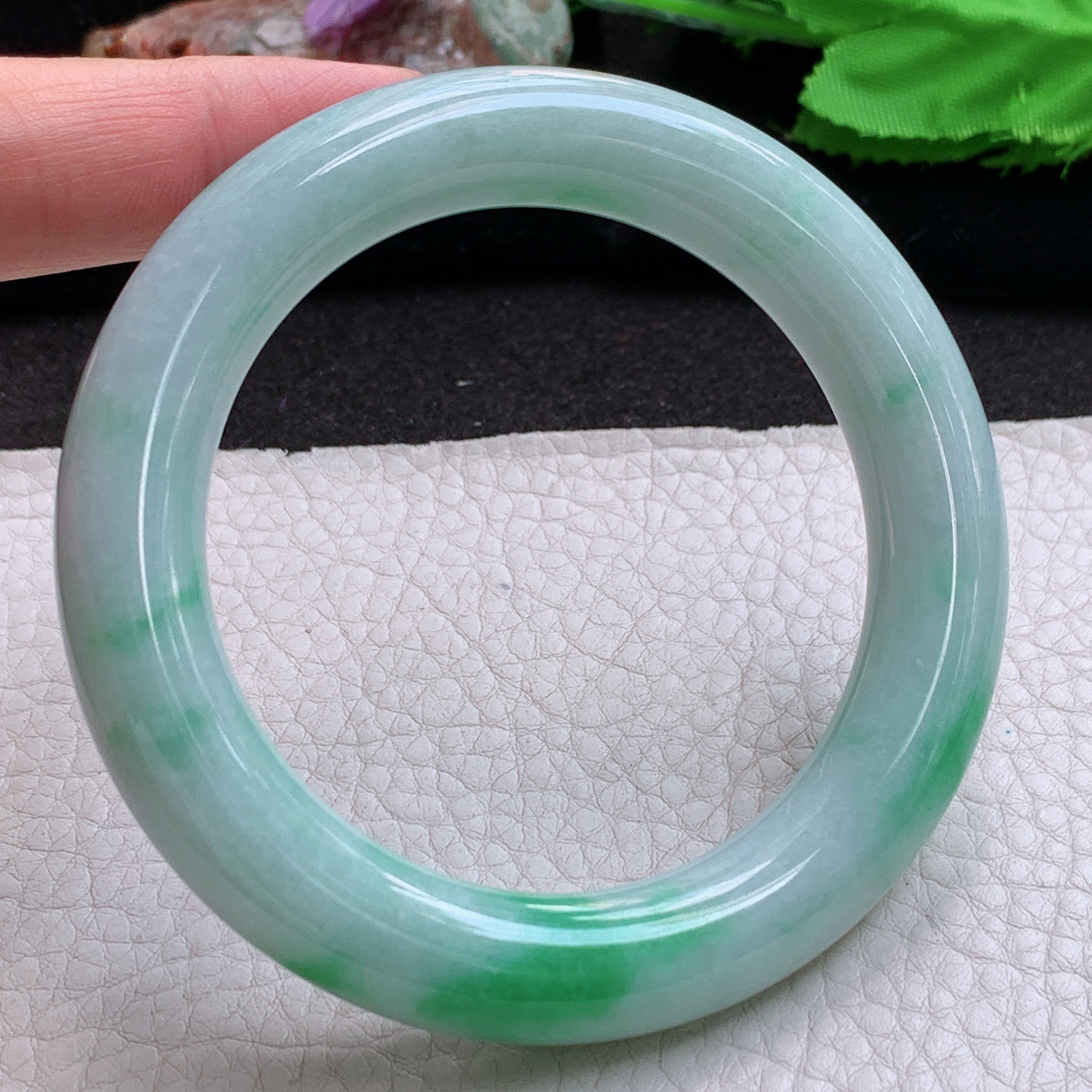 js实拍57*12胖圆镯 缅甸翡翠a货玉手镯高品质飘绿大气圆条玉手环