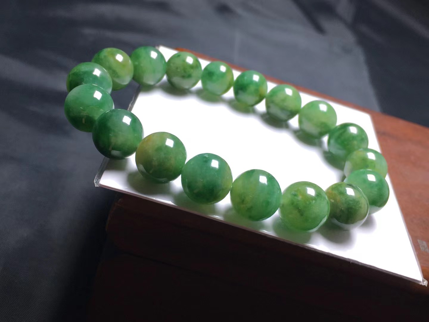 黄+绿手串，卡11.7～11mm，18颗，种好，玉质细腻，均匀，色浓，颗颗精选