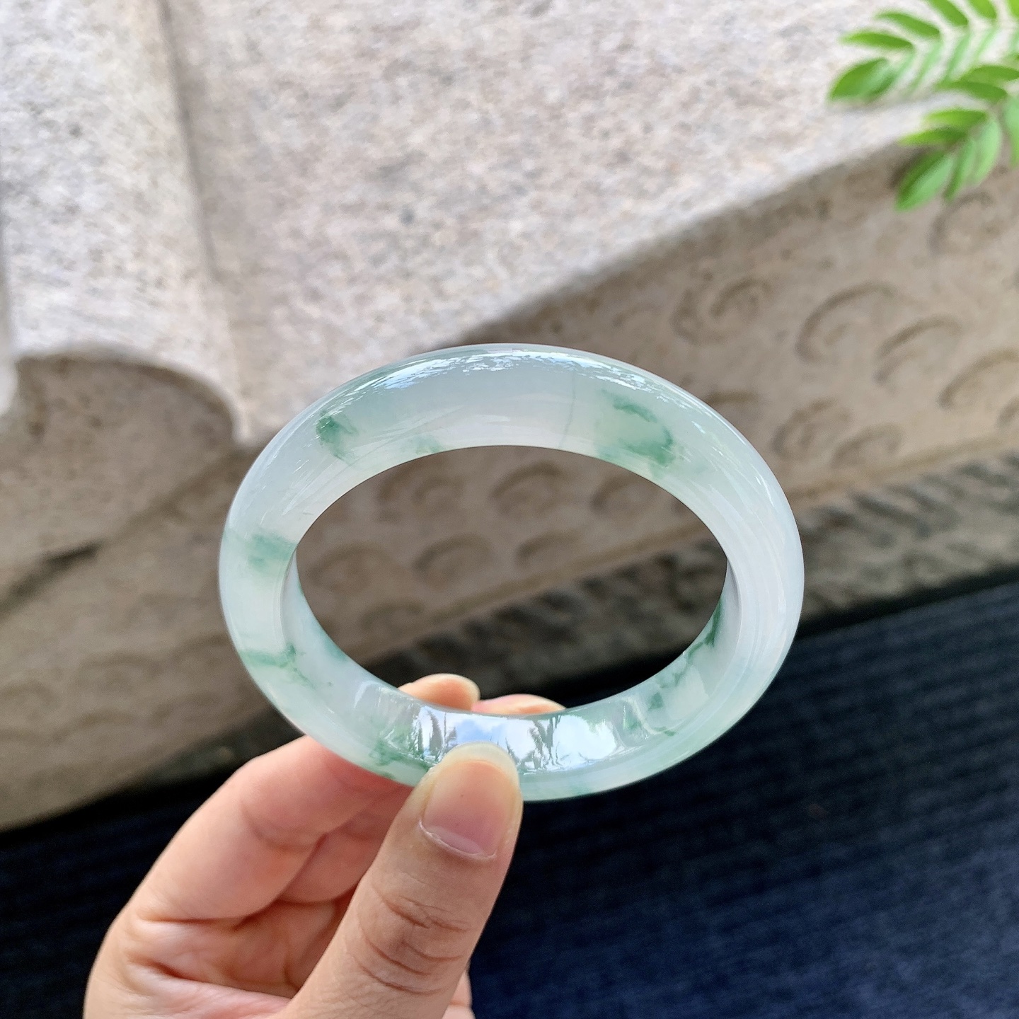正圈54 55【圈口】55.4/12.7/8.4【编码】BA071004【描述】冰糯飘花，水润，种老，细腻，打灯有棉线