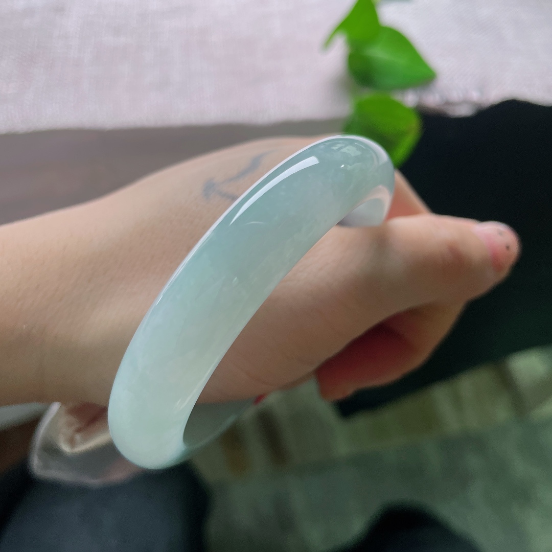 55.5/12.3/7.5，淡蓝底正圈，清秀，温婉雅致，出淤泥而不染，无裂，ss51449a