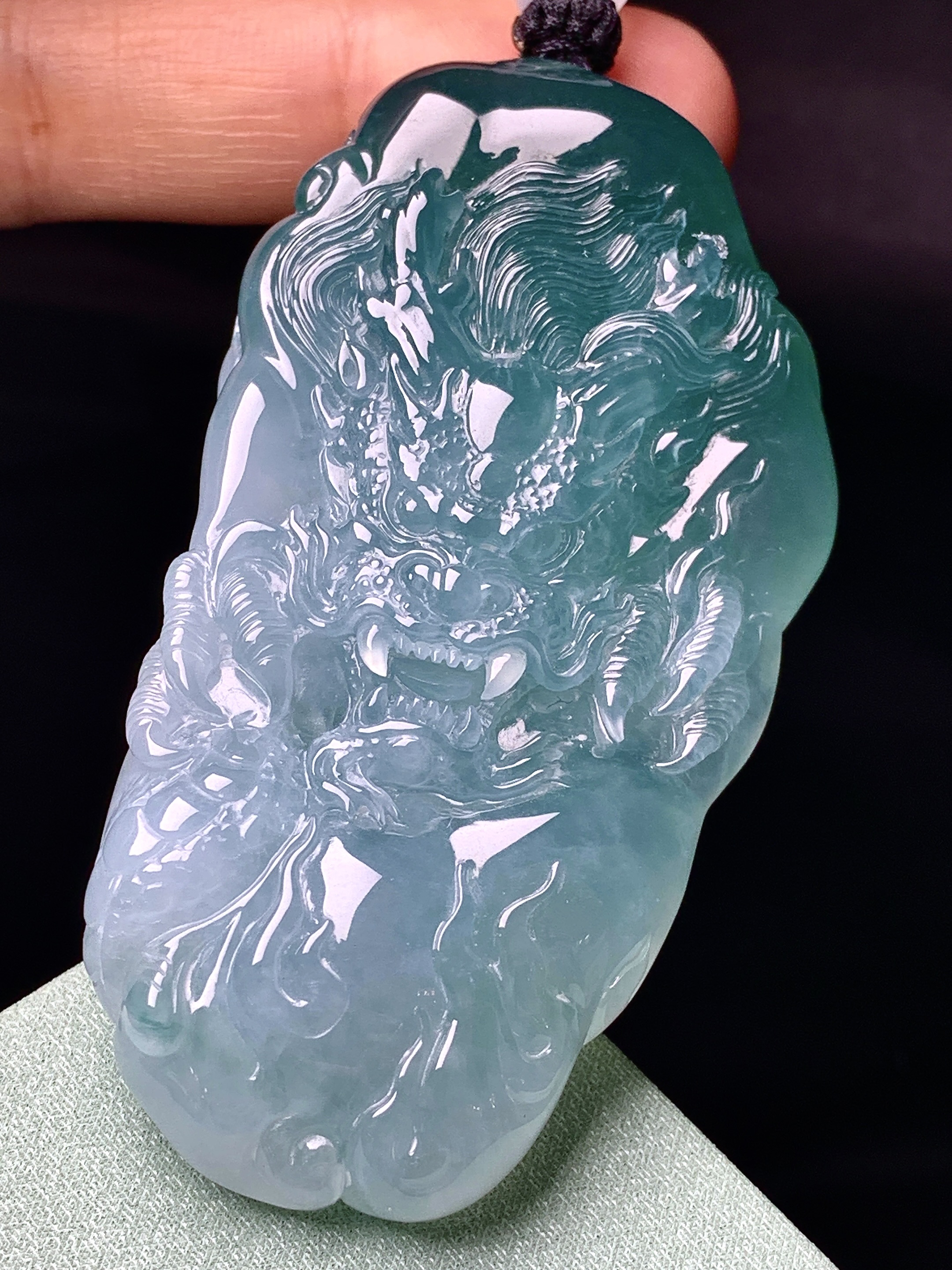 飘蓝龙牌吊坠 玉质细腻 色泽艳丽清新 整体尺寸67.3*35.8*11.8 a5
