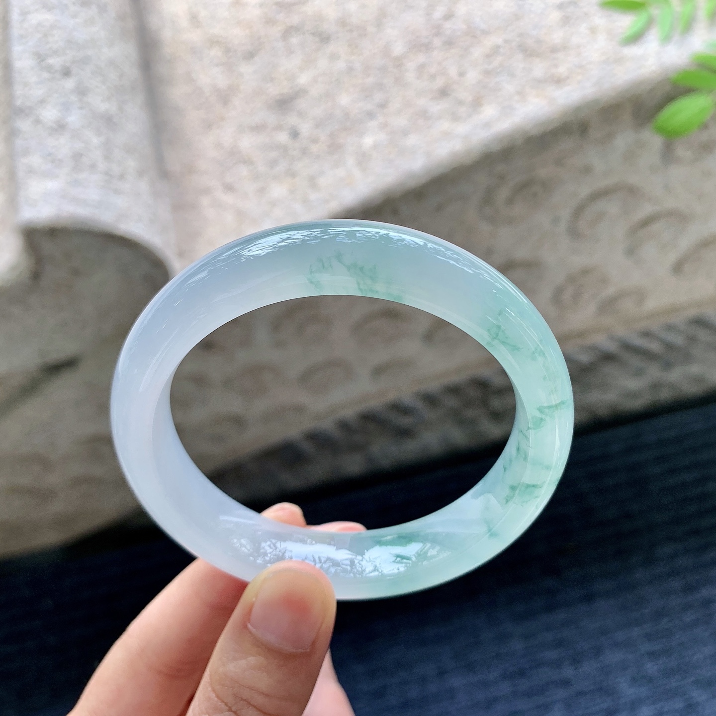 正圈 圈口57.3/12.8/8.5 编码A1070927 描述冰糯飘花，水润，种老，细腻，打灯有絮线