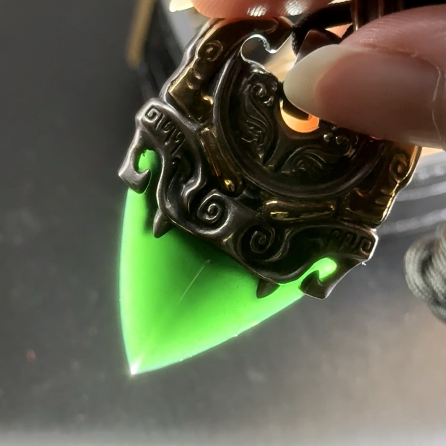 精品墨翠特色吊坠 镶嵌材质黄色的是18k金 银色部分是952银 种好色正 个性独特 打灯通透 油性十足
