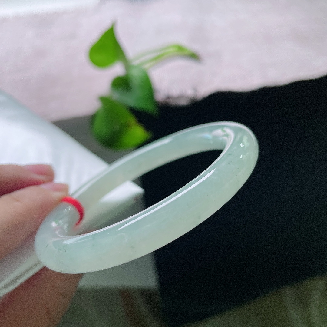 55.4/8.8，飘花圆条，晶体纹，玉质通透清亮，零星飘花散落玉间，温润的质感简约，腕间尽显清冷温婉的东方气质。ss55921a