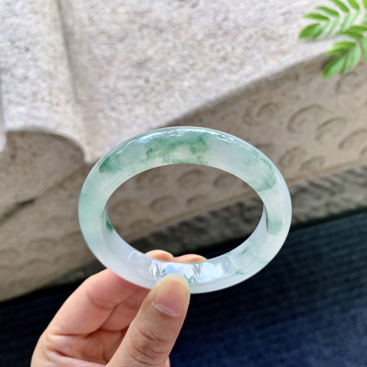 正圈54 55【圈口】55.4/12.7/8.4【编码】BA071004【描述】冰糯飘花，水润，种老，细腻，打灯有棉线