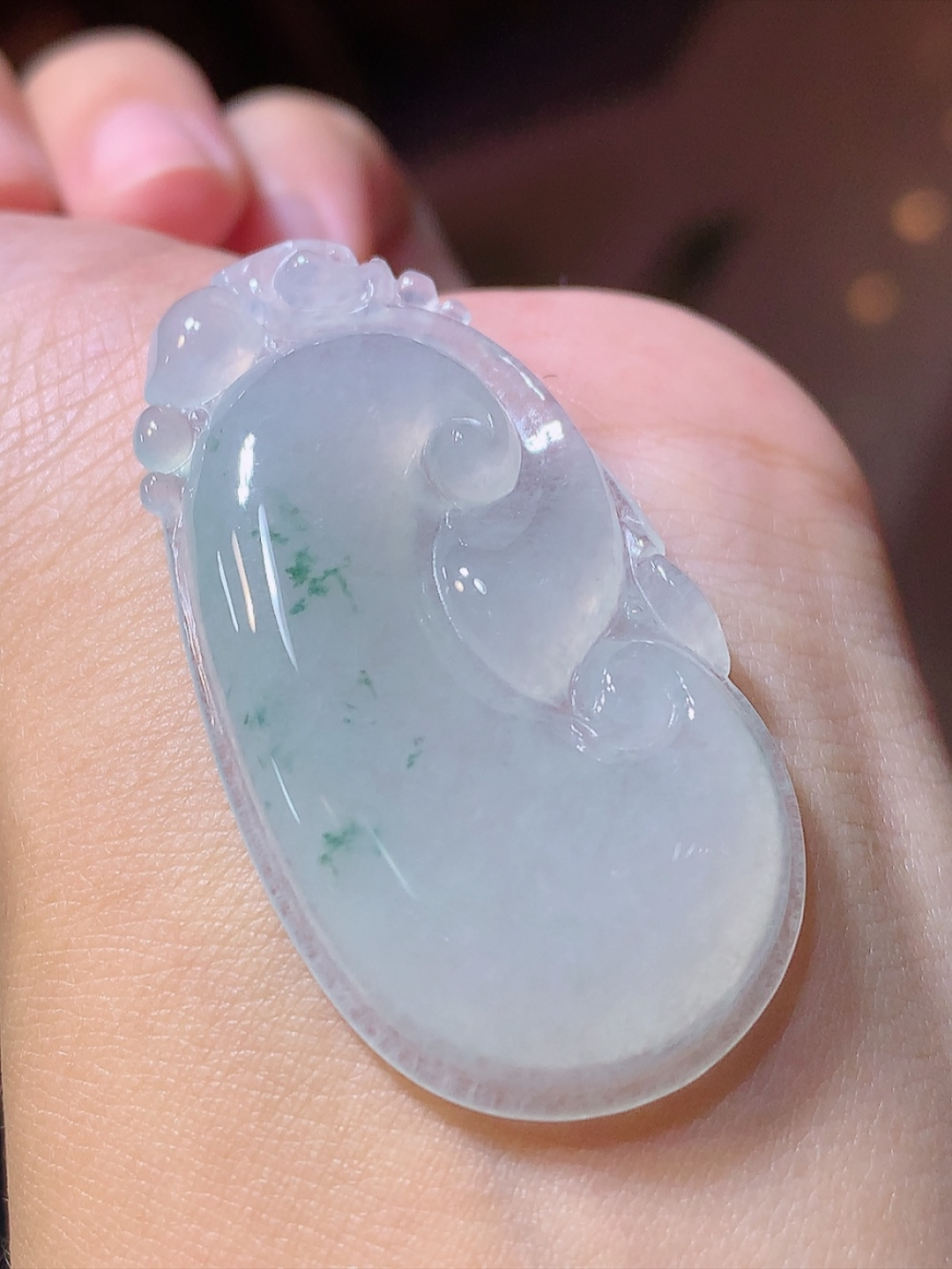 冰飘花如意挂件。种老水润细腻，饱满冰胶，飘花灵动，佩戴精致大气 货号06707，46.8-24.7-5.6