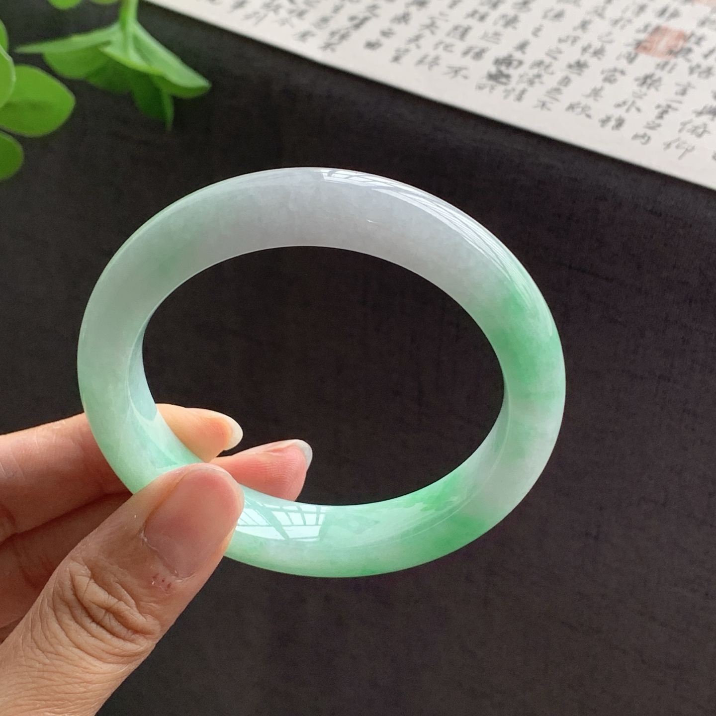 070822LJ 飘绿正圈翡翠手镯 56.9-12.3-9.3