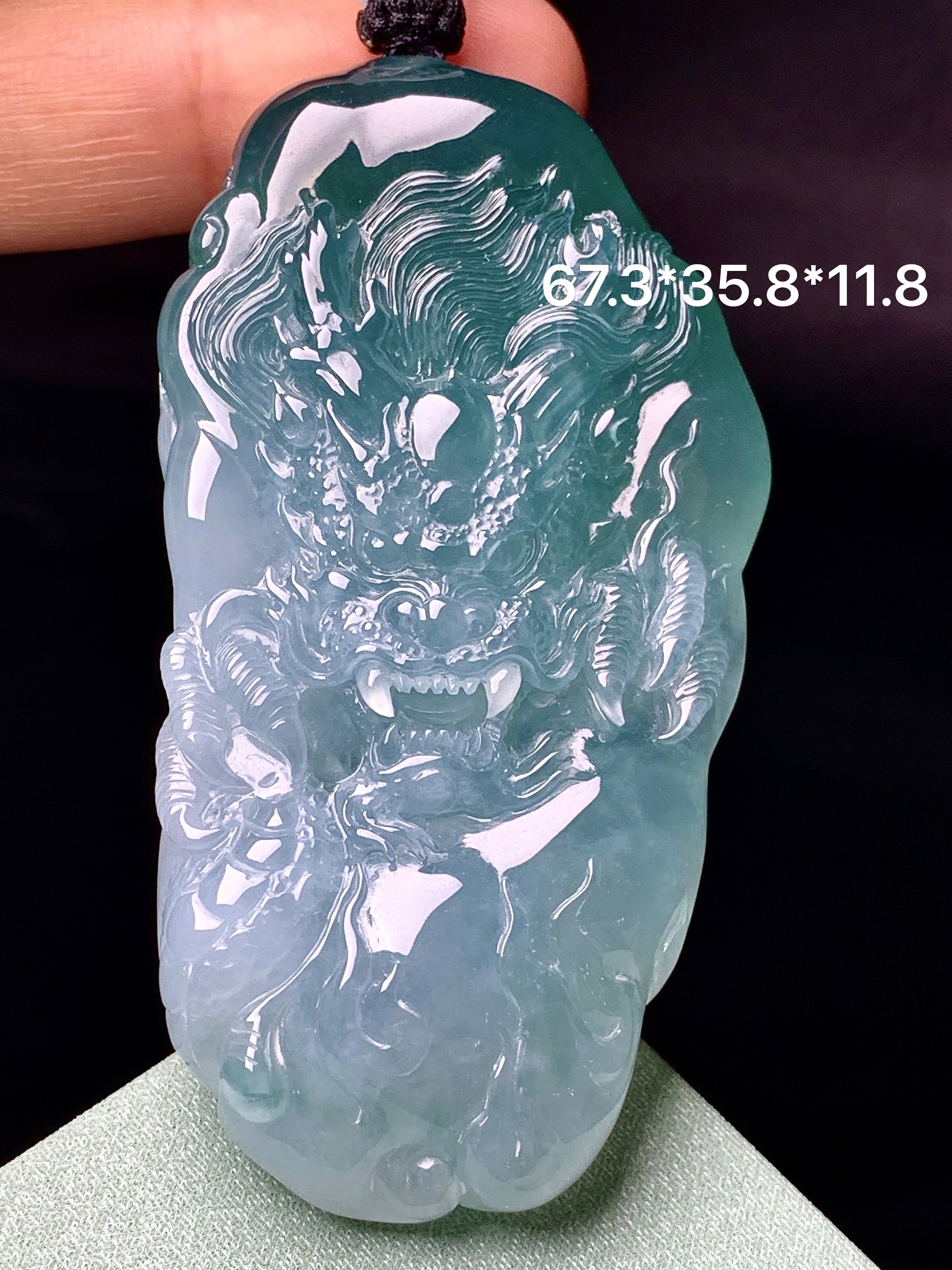 飘蓝龙牌吊坠 玉质细腻 色泽艳丽清新 整体尺寸67.3*35.8*11.8 a5