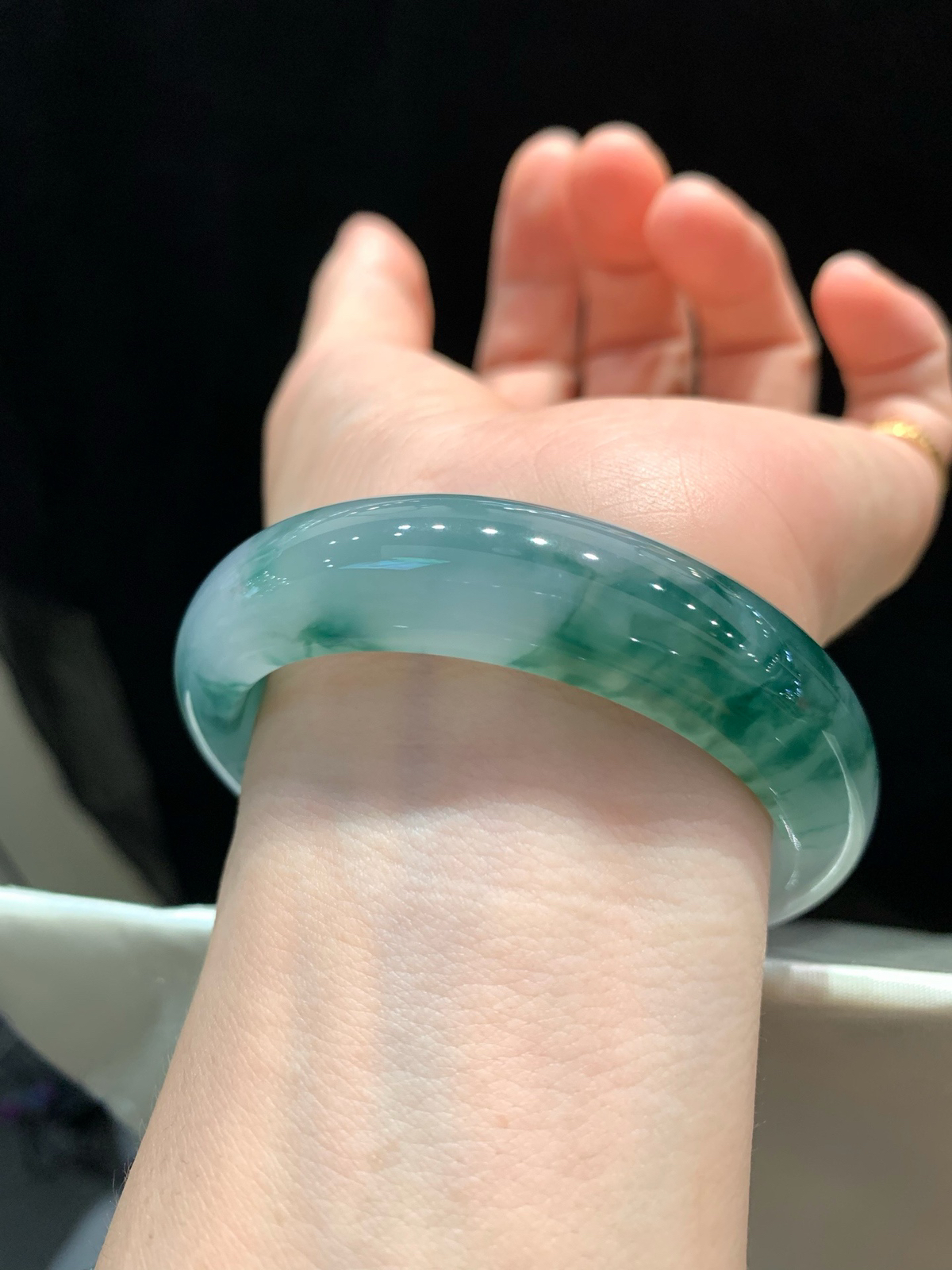 尺寸53.3/13.8/8.5，冰飘花手镯
种好水润 清新甜美