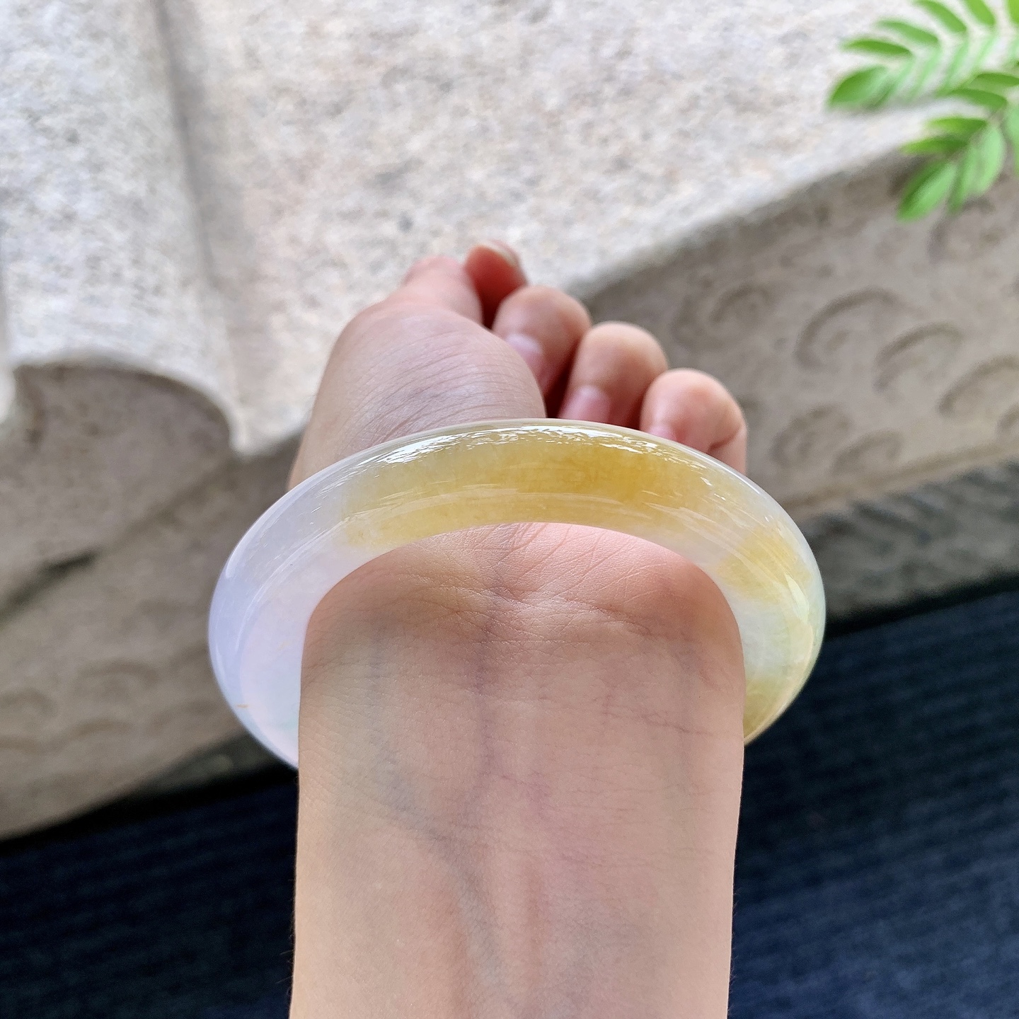 圆条53 54，圈口54.1/10.6/11，编码BA071003，描述冰糯飘黄翡，水润，种老，细腻，有纹线