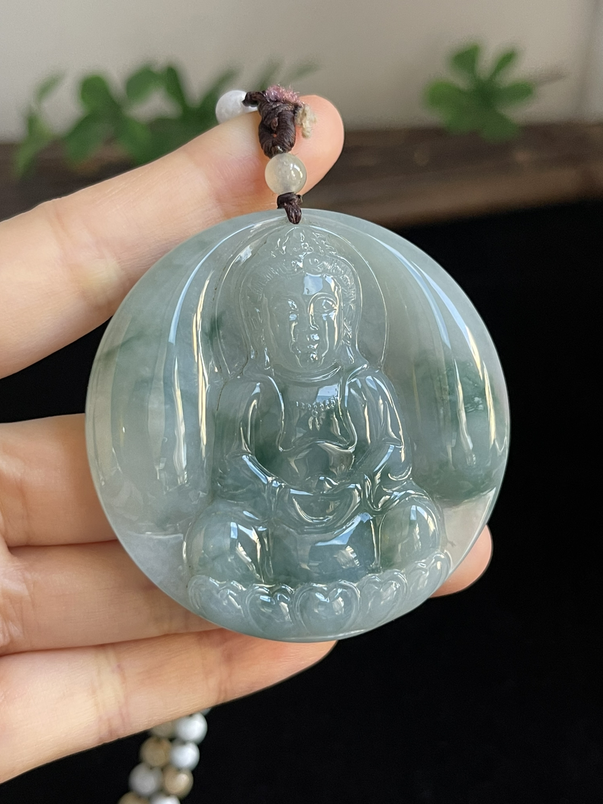 翡翠糯化种飘绿吊坠，配珠未测