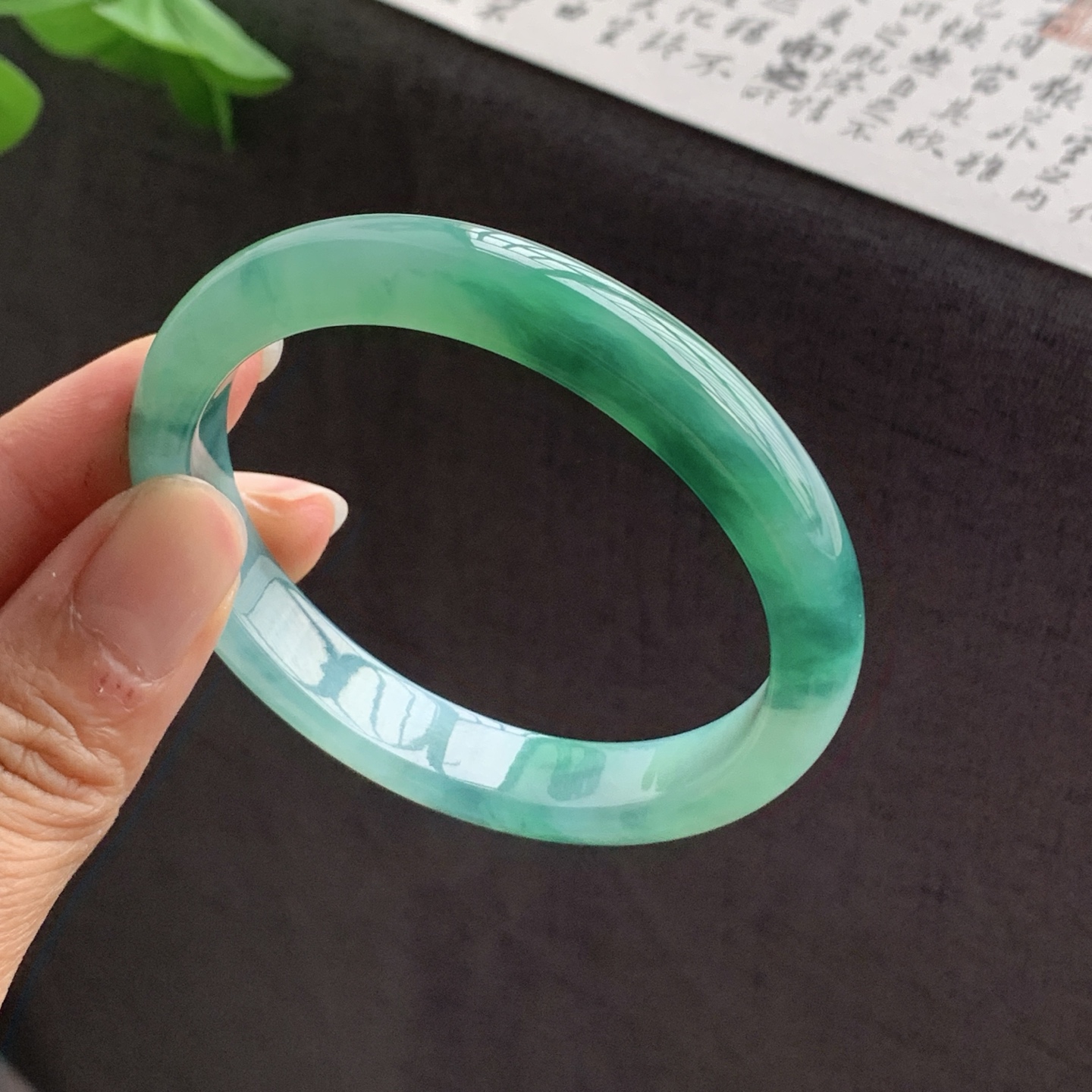 070828JM 飘绿翡翠手镯 55.6-49.6-10.8-7.2