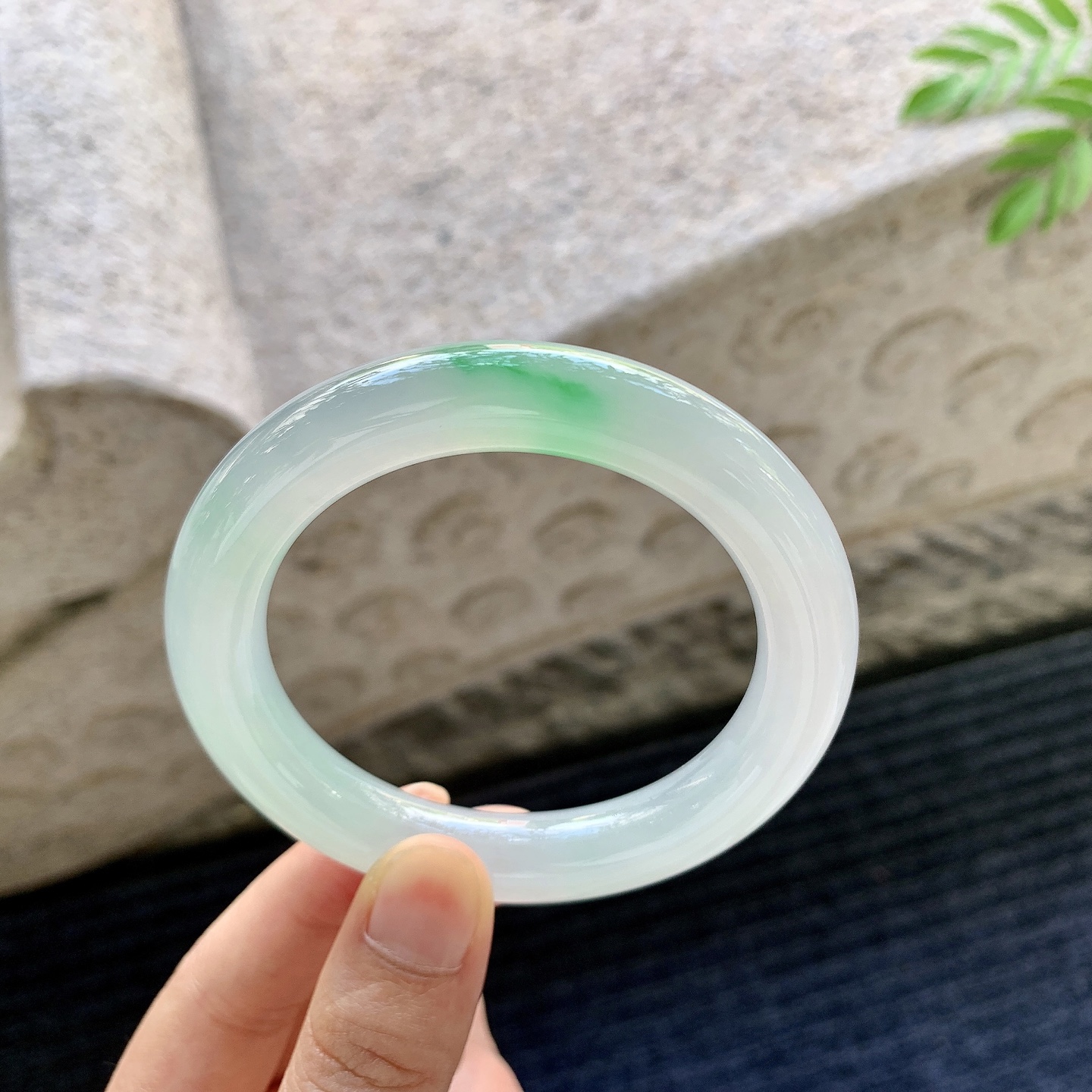 圆条54 55，冰糯飘阳绿，水润，种老，细腻，打灯有絮线