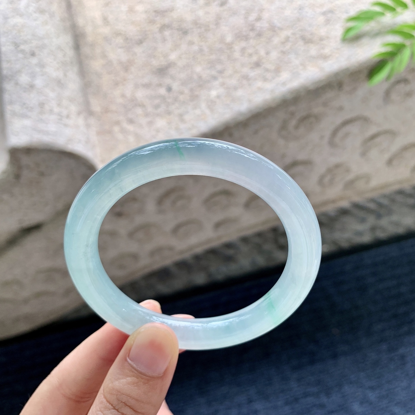 圆条53 54，圈口54.9/9.7/9，编码LX071024，糯冰飘绿，水润，种老，细腻，有纹线