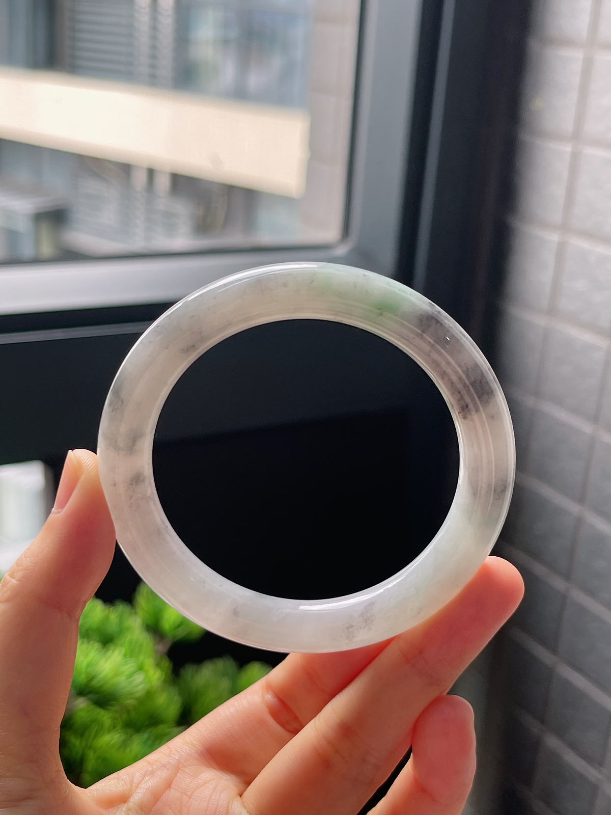 圈口53.4，糯化种飘绿乌鸡翡翠圆条手镯