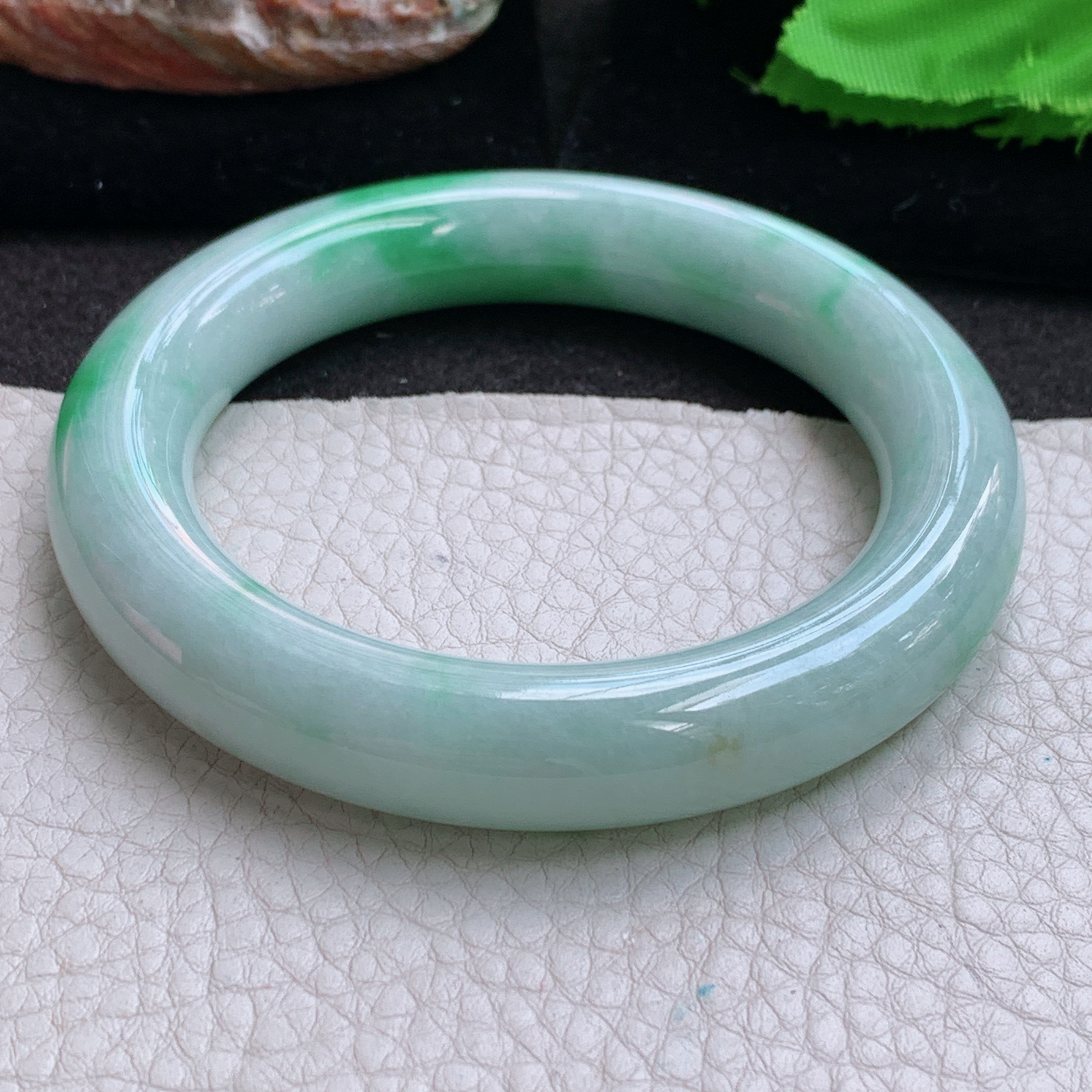 js实拍57*12胖圆镯 缅甸翡翠a货玉手镯高品质飘绿大气圆条玉手环