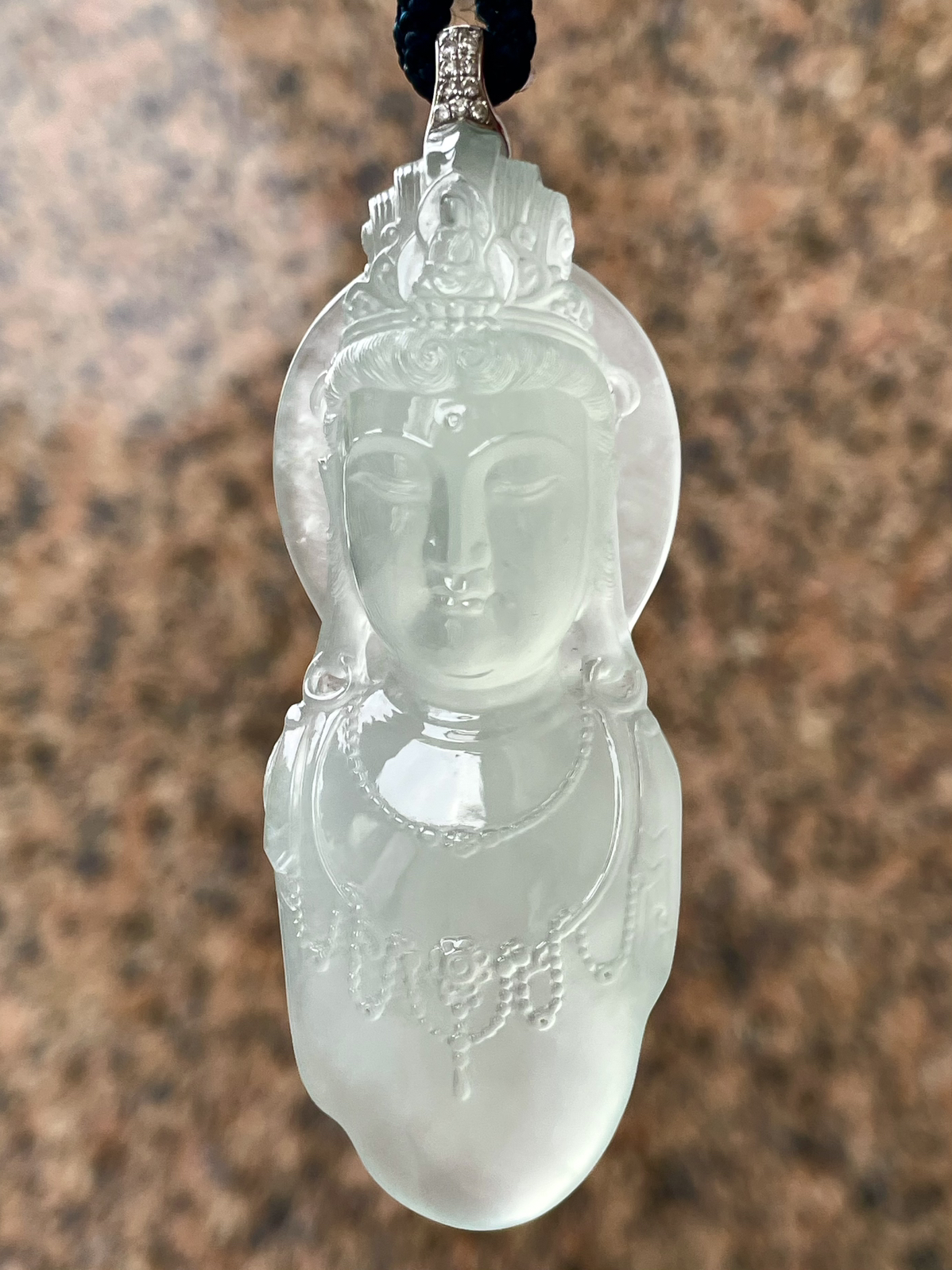 【冰种观音佛头】种水很不错，冰感明显，面部纯净，大件厚装，可以收藏的品质。18k金钻镶嵌，裸石尺寸64.7*25*13.5毫米