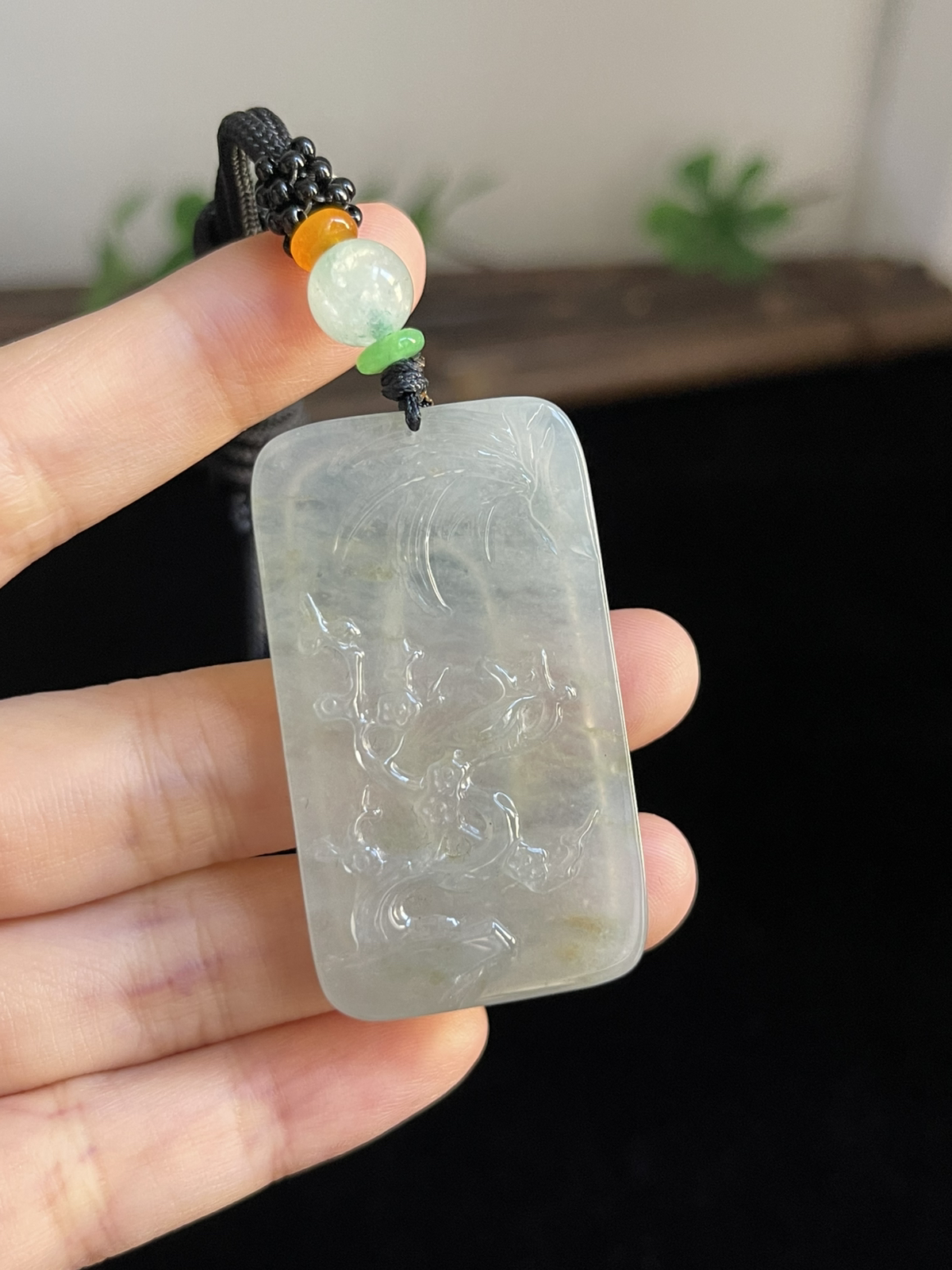 翡翠冰糯种淡黄色吊坠，配珠未测
