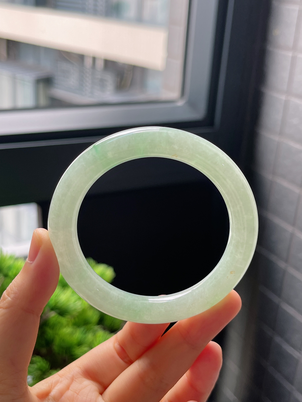 52.8，冰糯种浅绿色翡翠圆条手镯