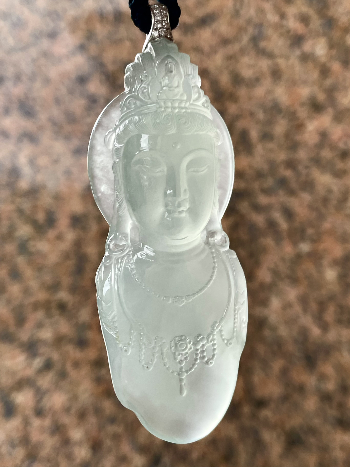 【冰种观音佛头】种水很不错，冰感明显，面部纯净，大件厚装，可以收藏的品质。18k金钻镶嵌，裸石尺寸64.7*25*13.5毫米