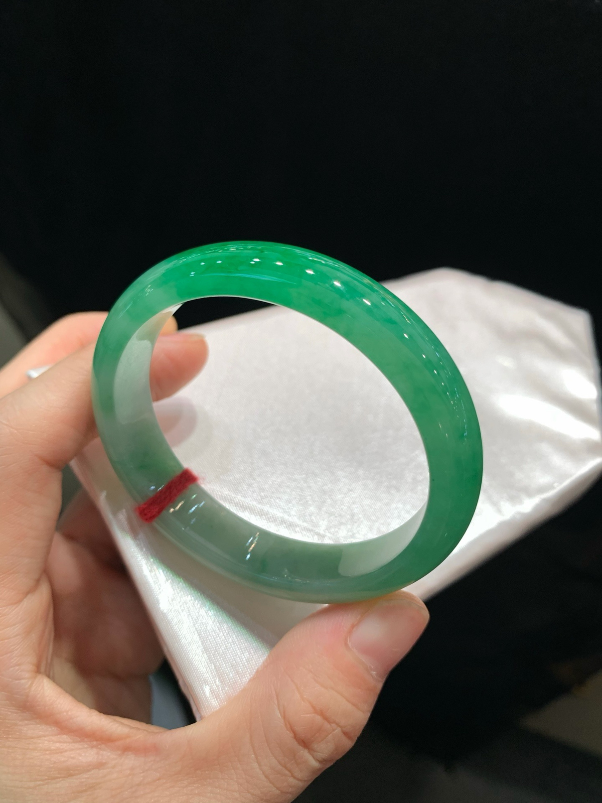 尺寸53.4/12.4/6.9，辣绿贵妃镯
水润细腻 有种有色