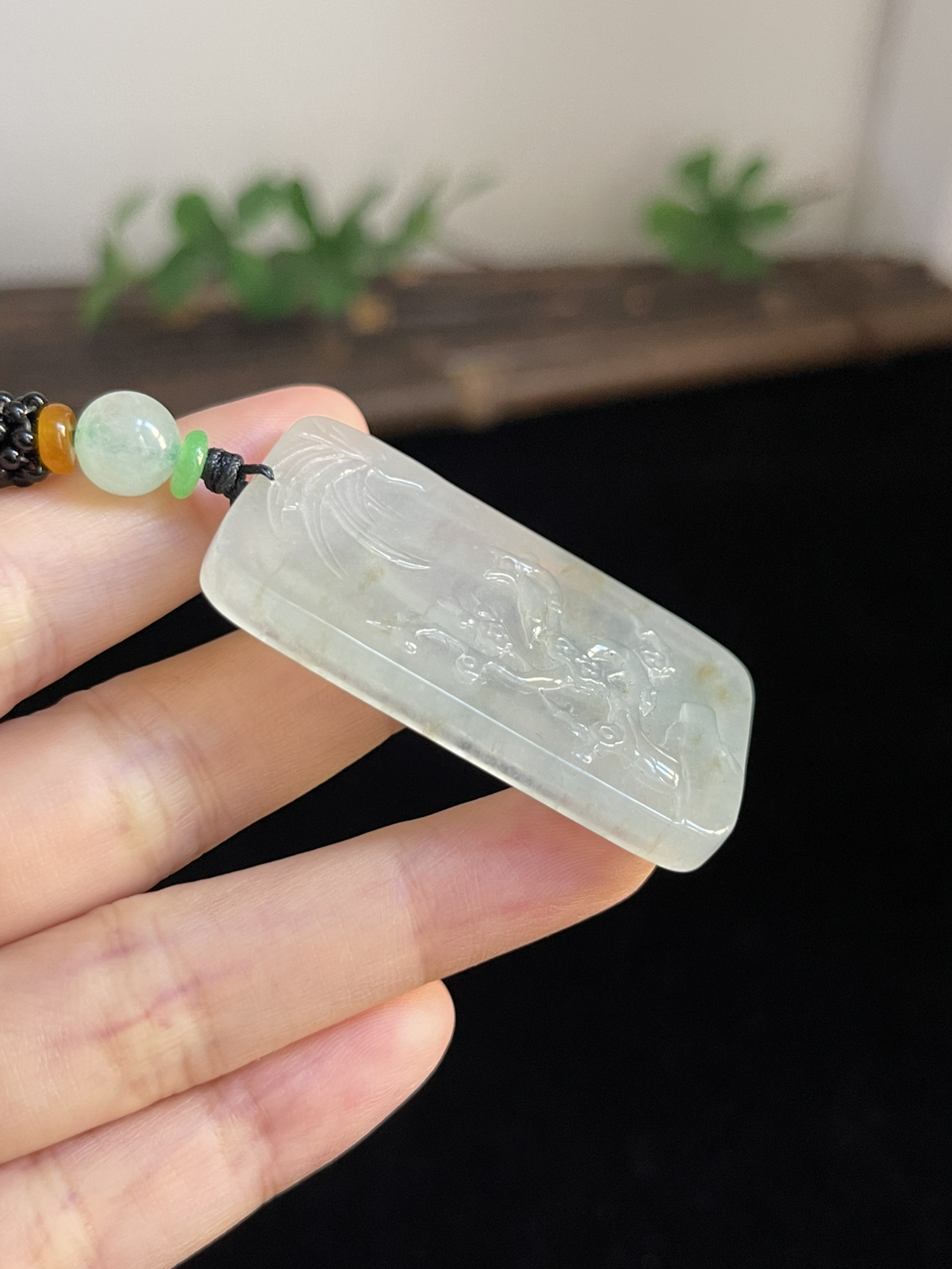 翡翠冰糯种淡黄色吊坠，配珠未测