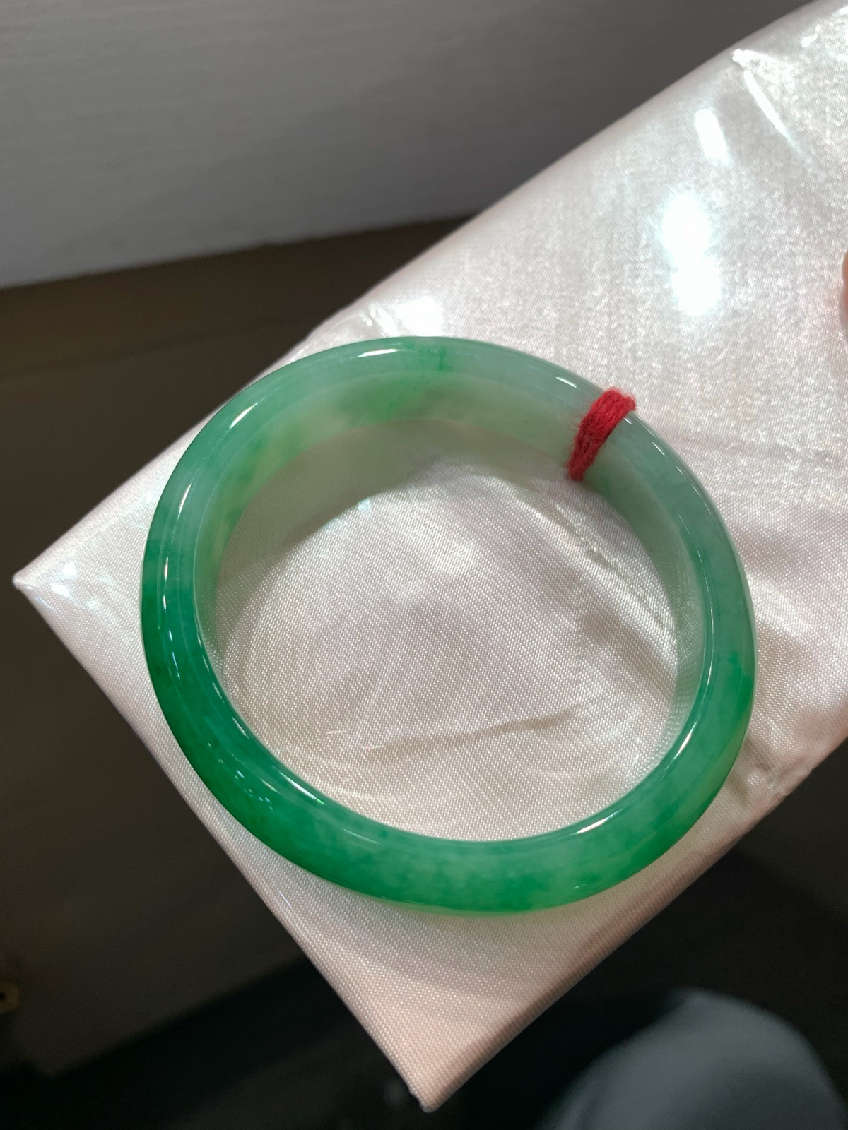 尺寸53.4/12.4/6.9，辣绿贵妃镯
水润细腻 有种有色